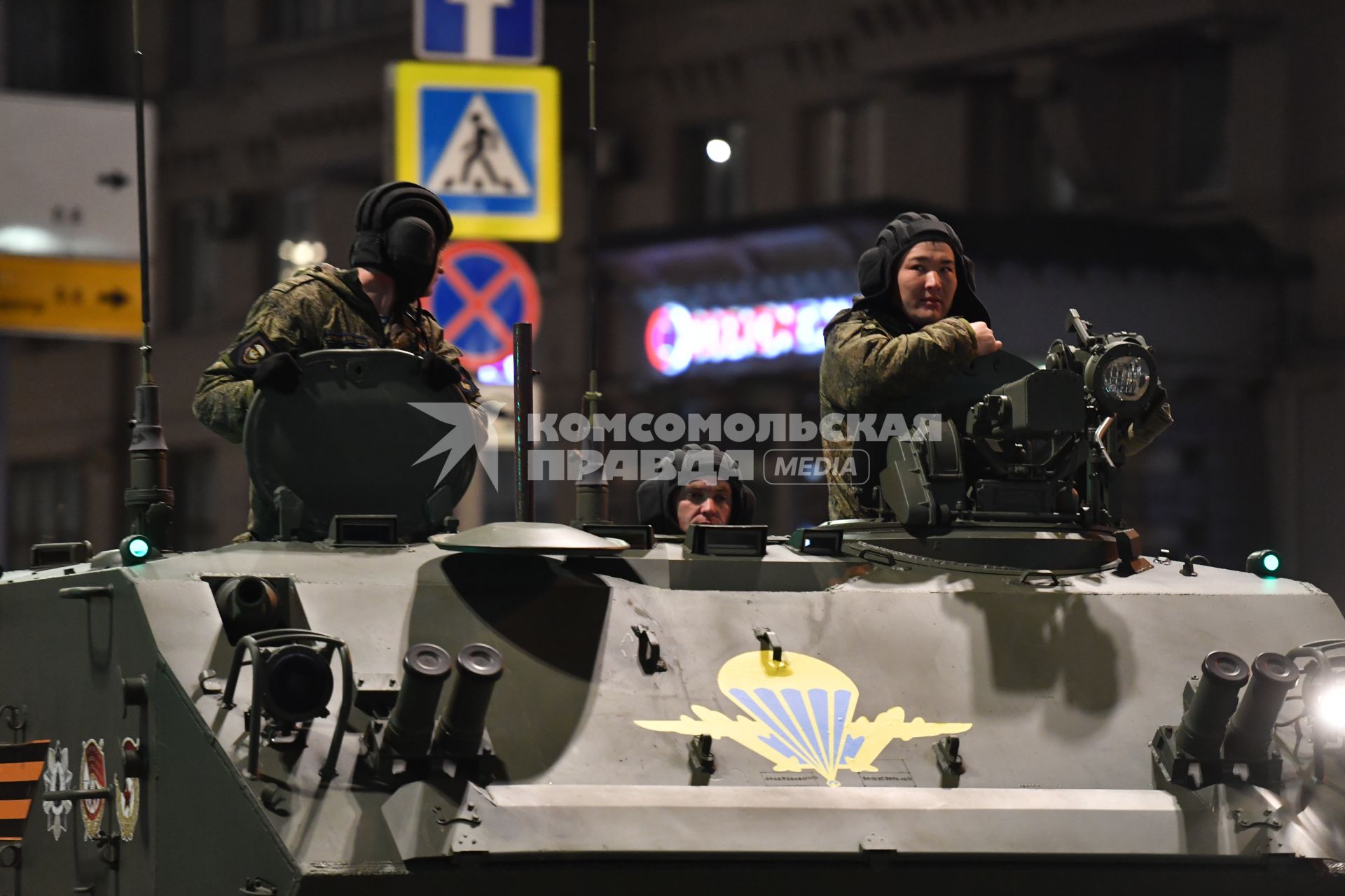 Москва. Десантируемый плавающий бронетранспортер БТР-МД  Ракушка   передислокации с военного полигона \"Алабино\" в Москву для участия в параде Победы на Красной площади.