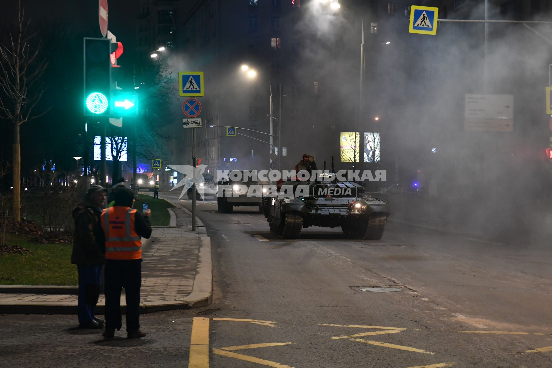 Москва. Танк Т-72Б3  во время передислокации с военного полигона \"Алабино\" в Москву для участия в параде Победы на Красной площади.