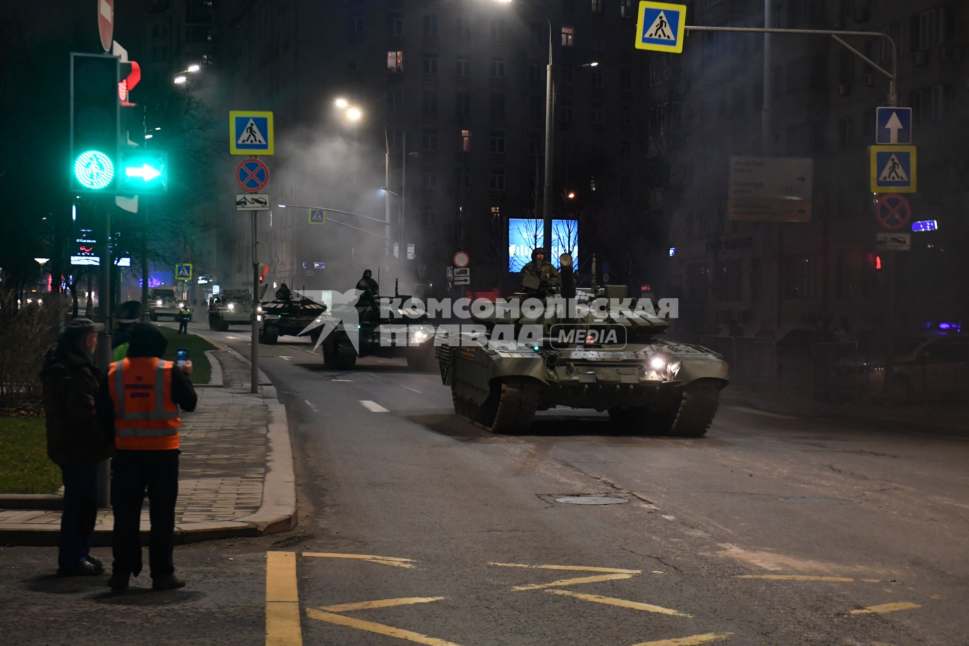 Москва. Танк Т-72Б3  во время передислокации с военного полигона \"Алабино\" в Москву для участия в параде Победы на Красной площади.