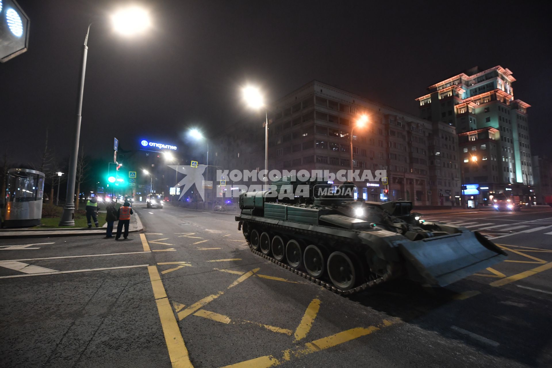 Москва. Военная техника  во время передислокации с военного полигона \"Алабино\" в Москву для участия в параде Победы на Красной площади.