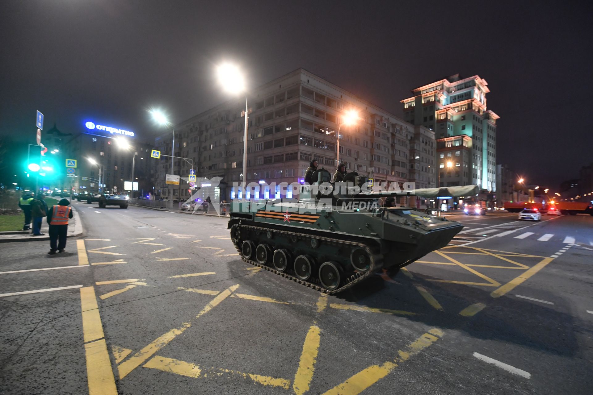 Москва.  Боевая машина десанта БМД-4 передислокации с военного полигона \"Алабино\" в Москву для участия в параде Победы на Красной площади.