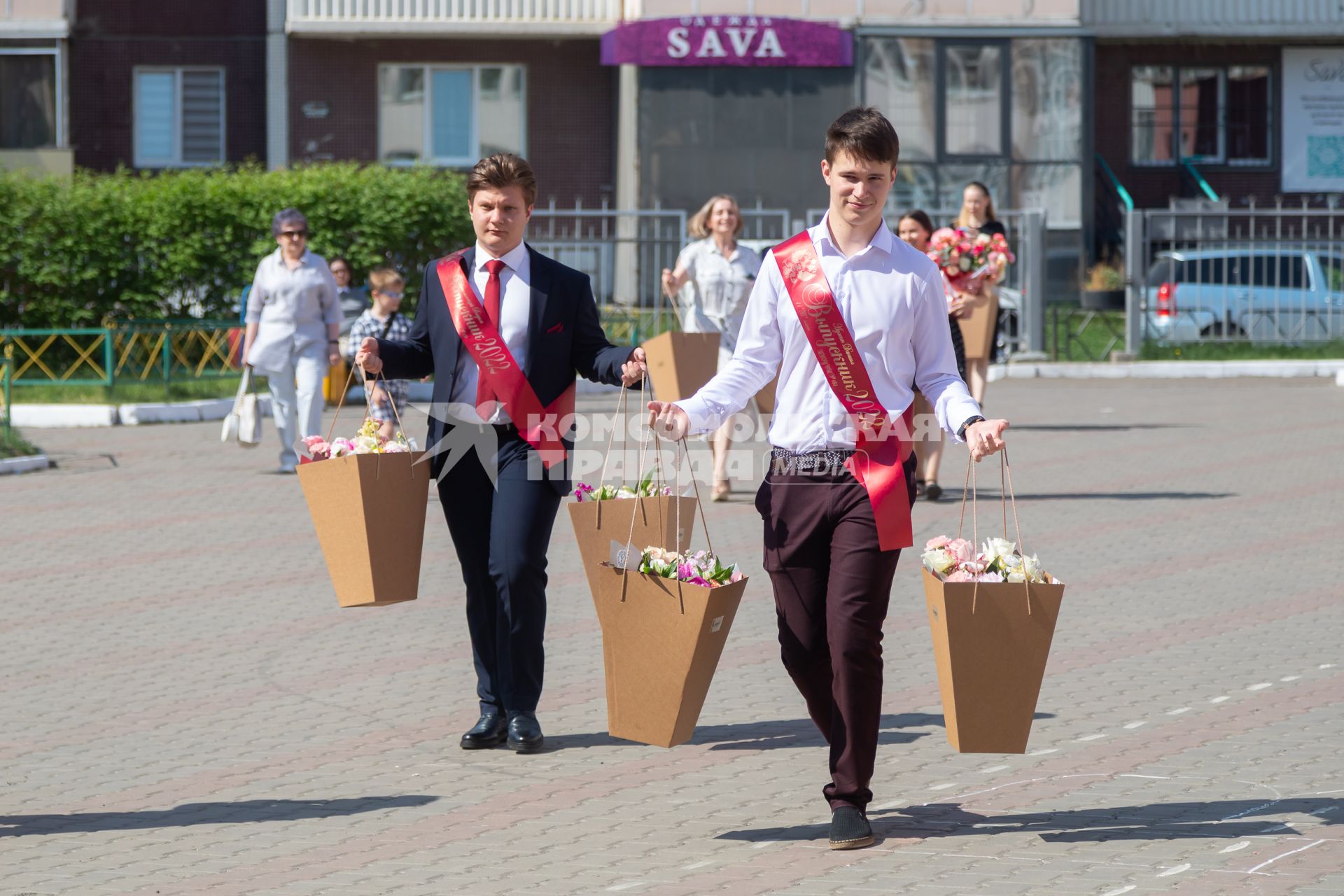 Красноярск. Выпускники во время последнего звонка в школе 150.