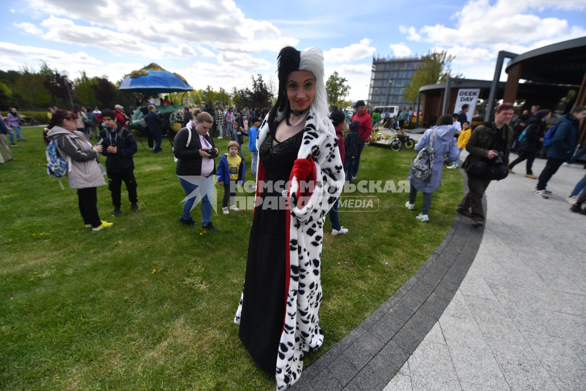 Москва.   Посетители парада фантастического электротранспорта Geek Day на территории инновационного центра \"Сколково\".