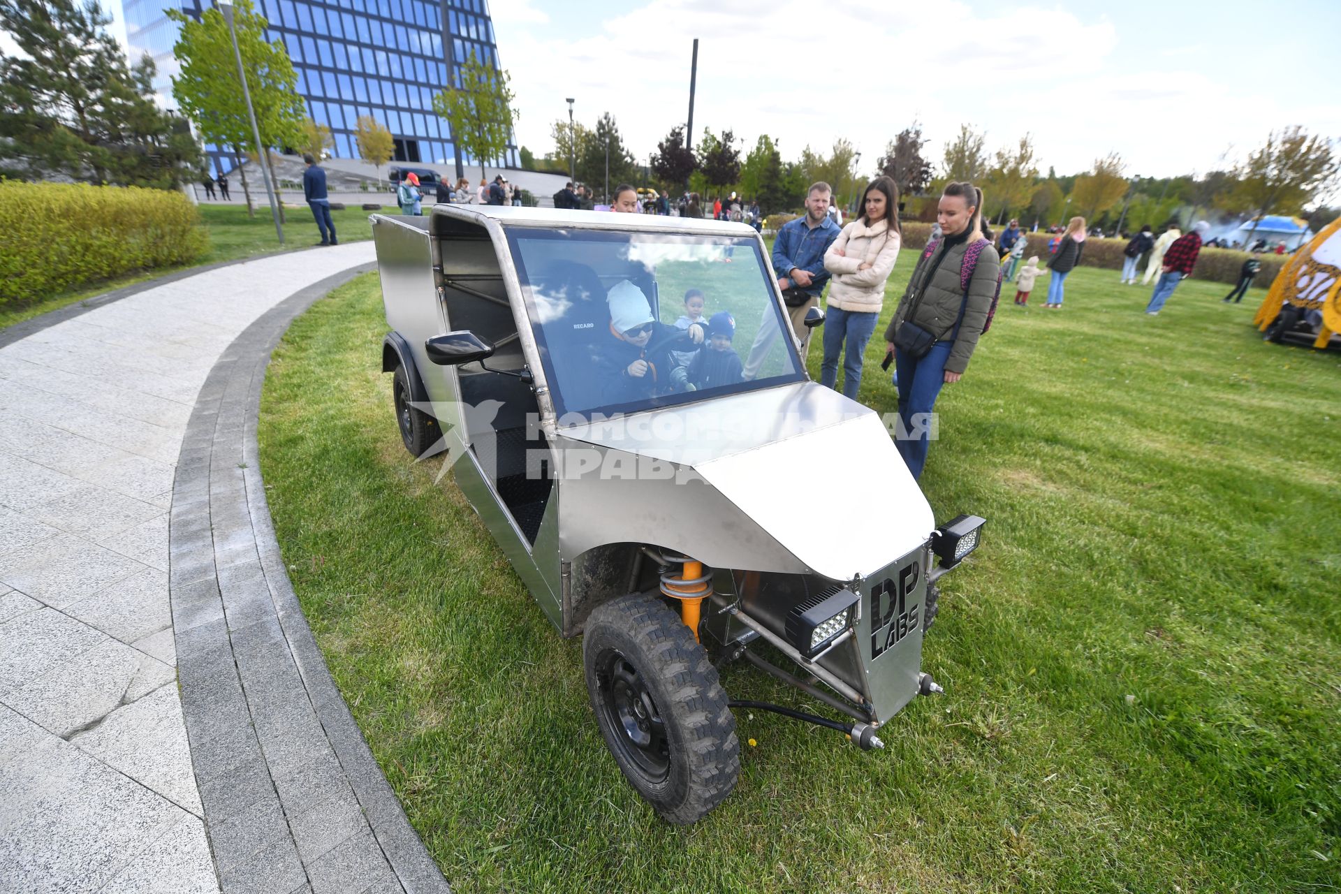 Москва.   Посетители парада фантастического электротранспорта Geek Day на территории инновационного центра \"Сколково\".