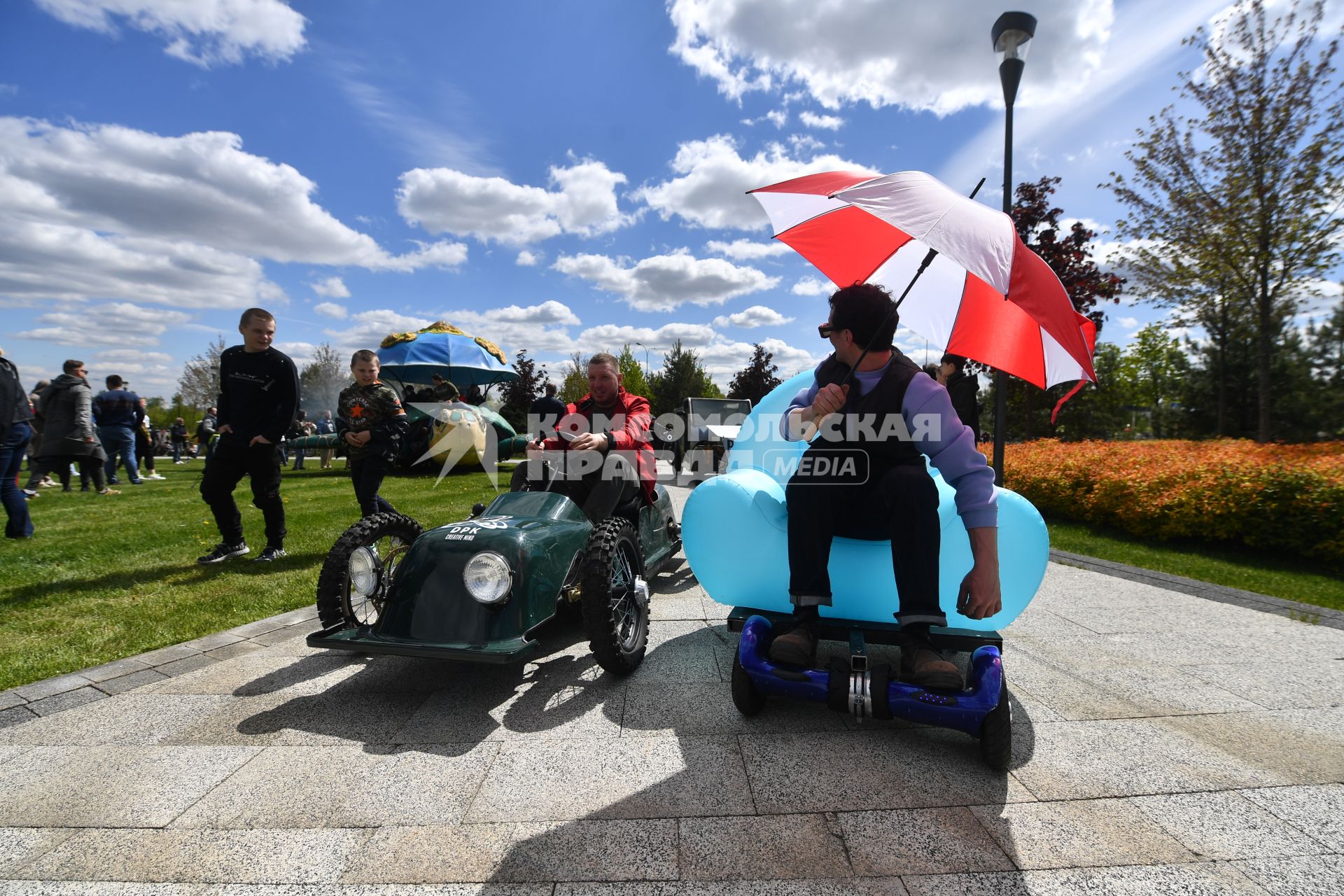 Москва.   Посетители парада фантастического электротранспорта Geek Day на территории инновационного центра \"Сколково\".