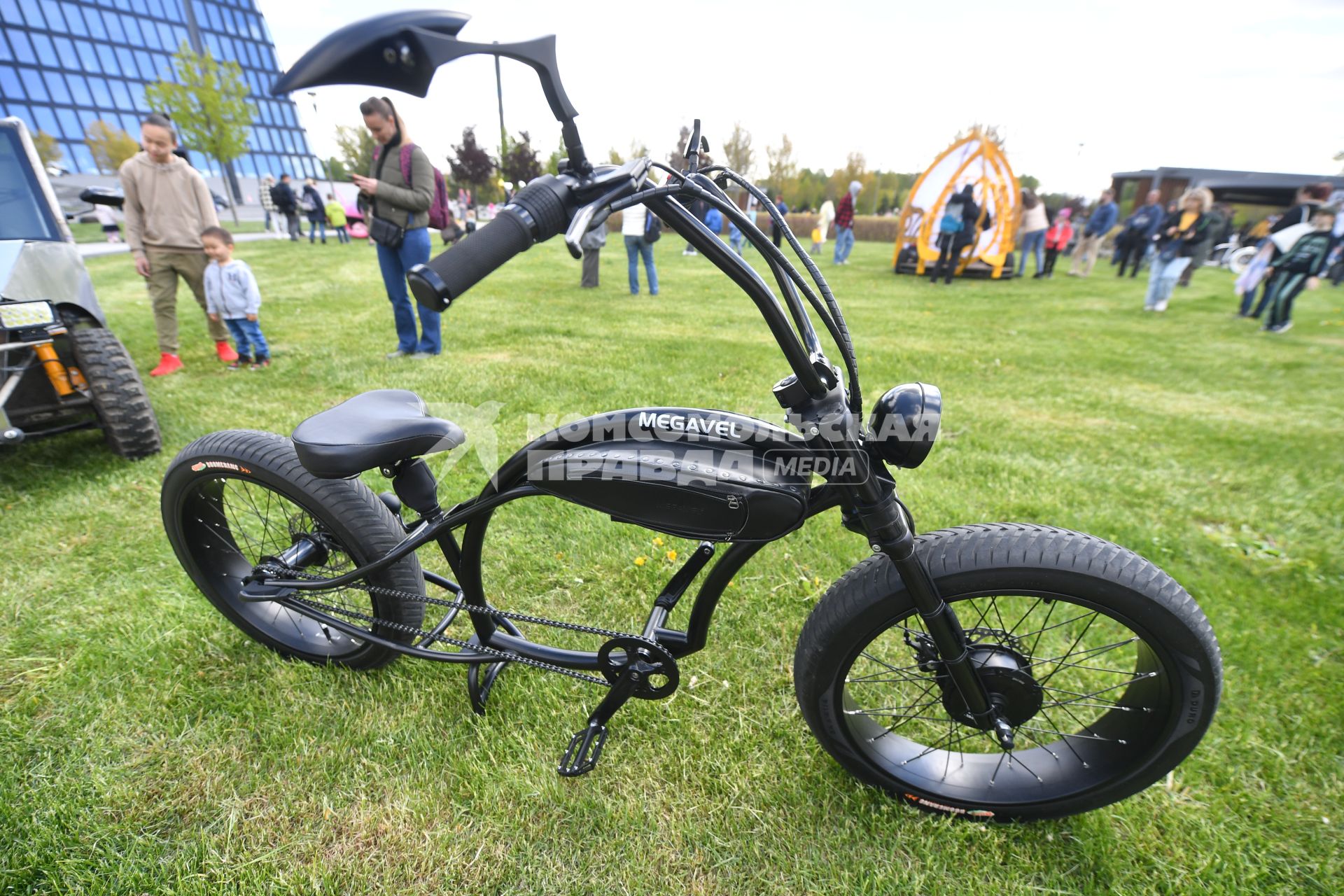 Москва.   Посетители парада фантастического электротранспорта Geek Day на территории инновационного центра \"Сколково\".