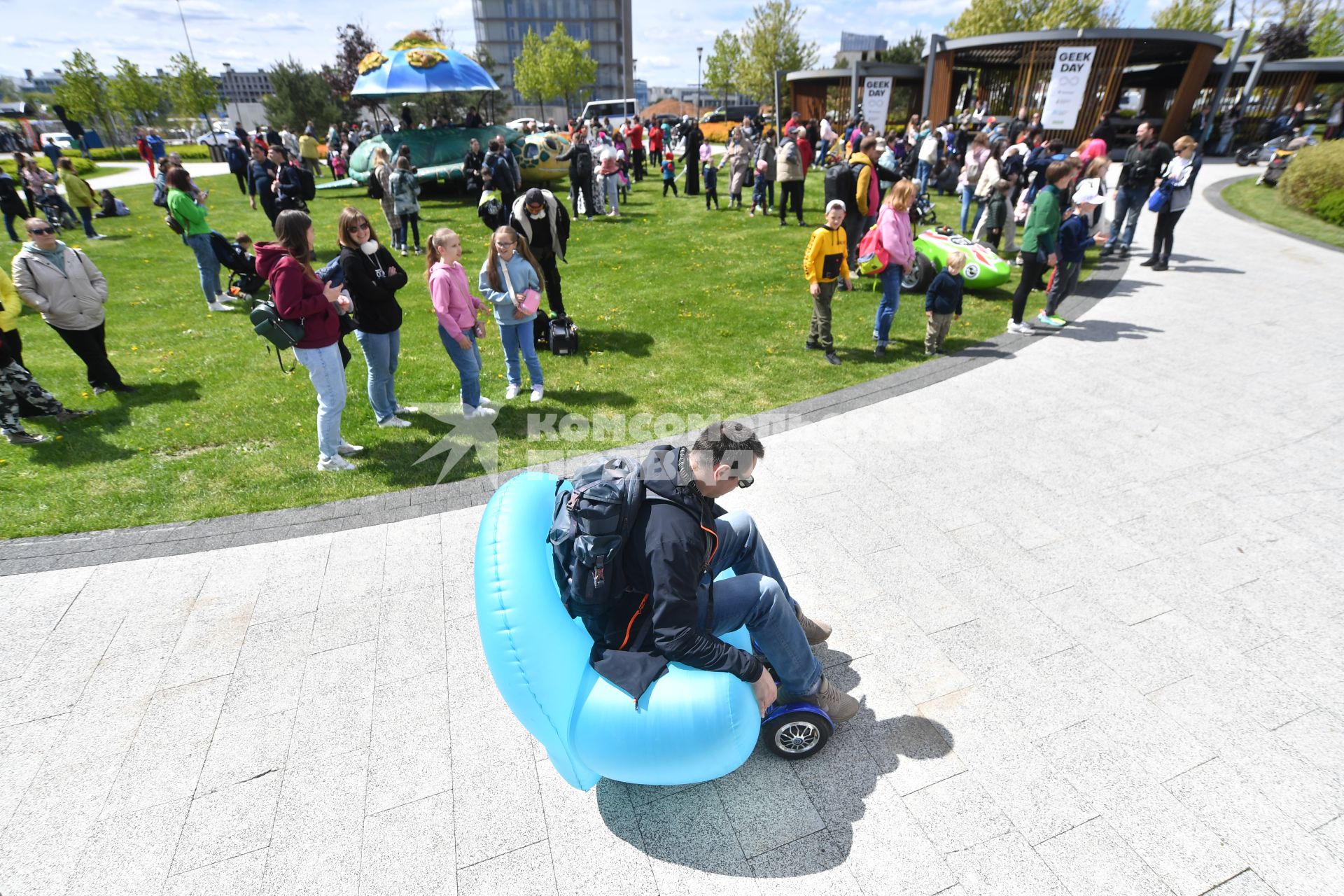 Москва.   Посетители парада фантастического электротранспорта Geek Day на территории инновационного центра \"Сколково\".