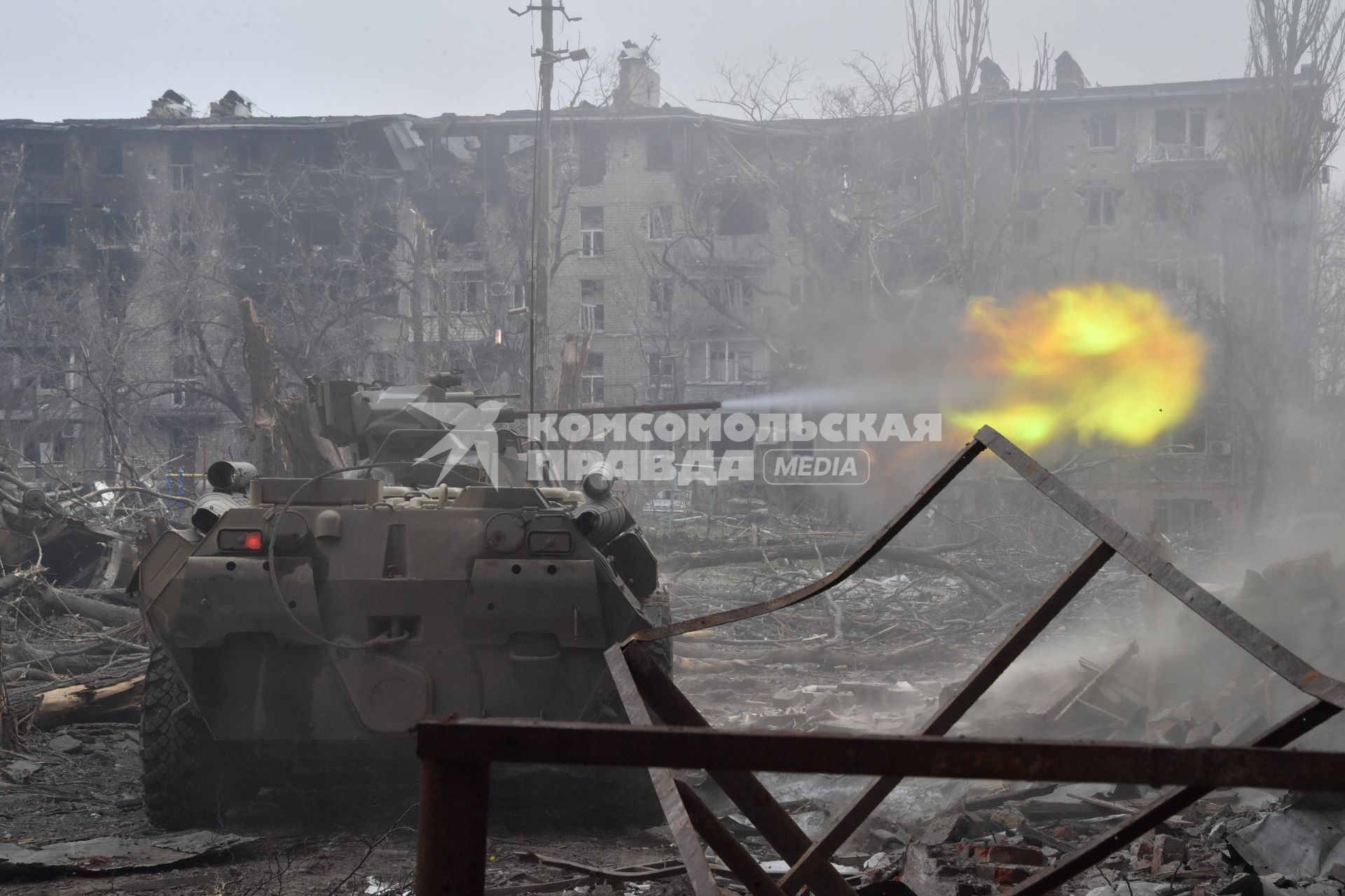 Донецкая область. г.Мариуполь. Военнослужащие на бтр стреляют из огнемета.