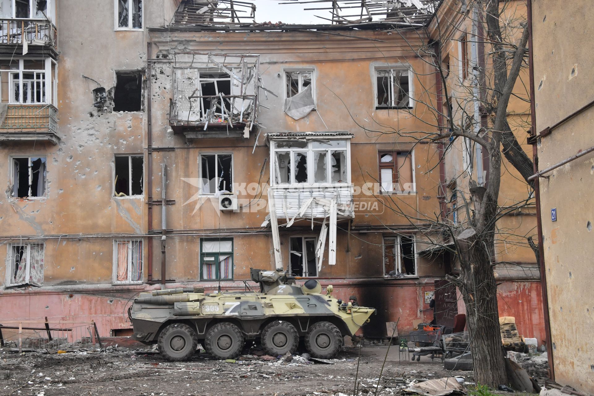 Донецкая область. г.Мариуполь. Бтр у жилого дома, пострадавшего в результате боевых действий.