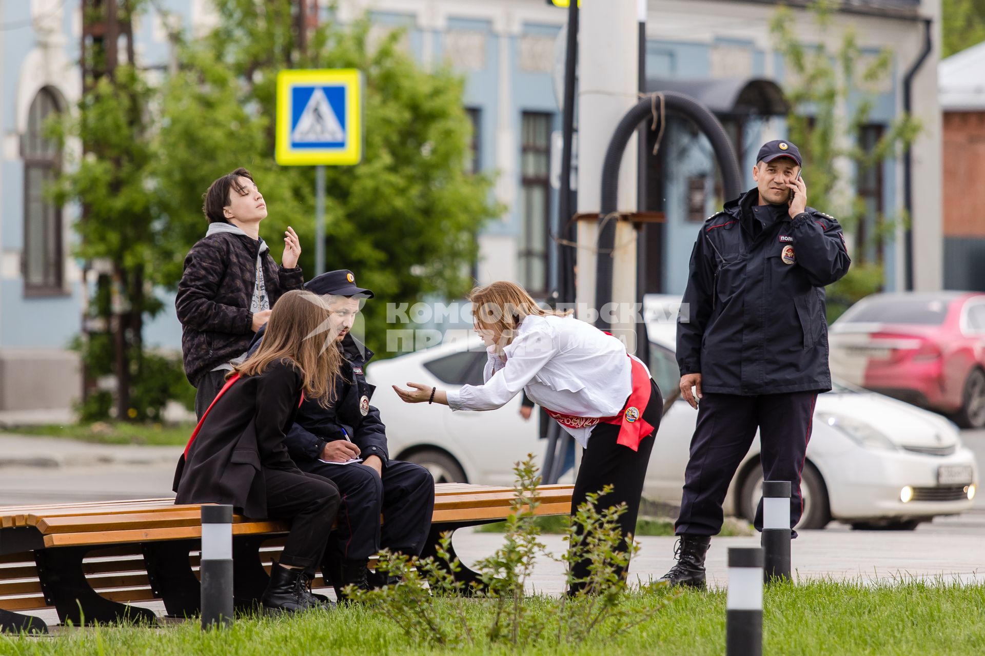 Челябинск. Выпускницы средней школы общаются с сотрудниками полиции после празднования последнего звонка.