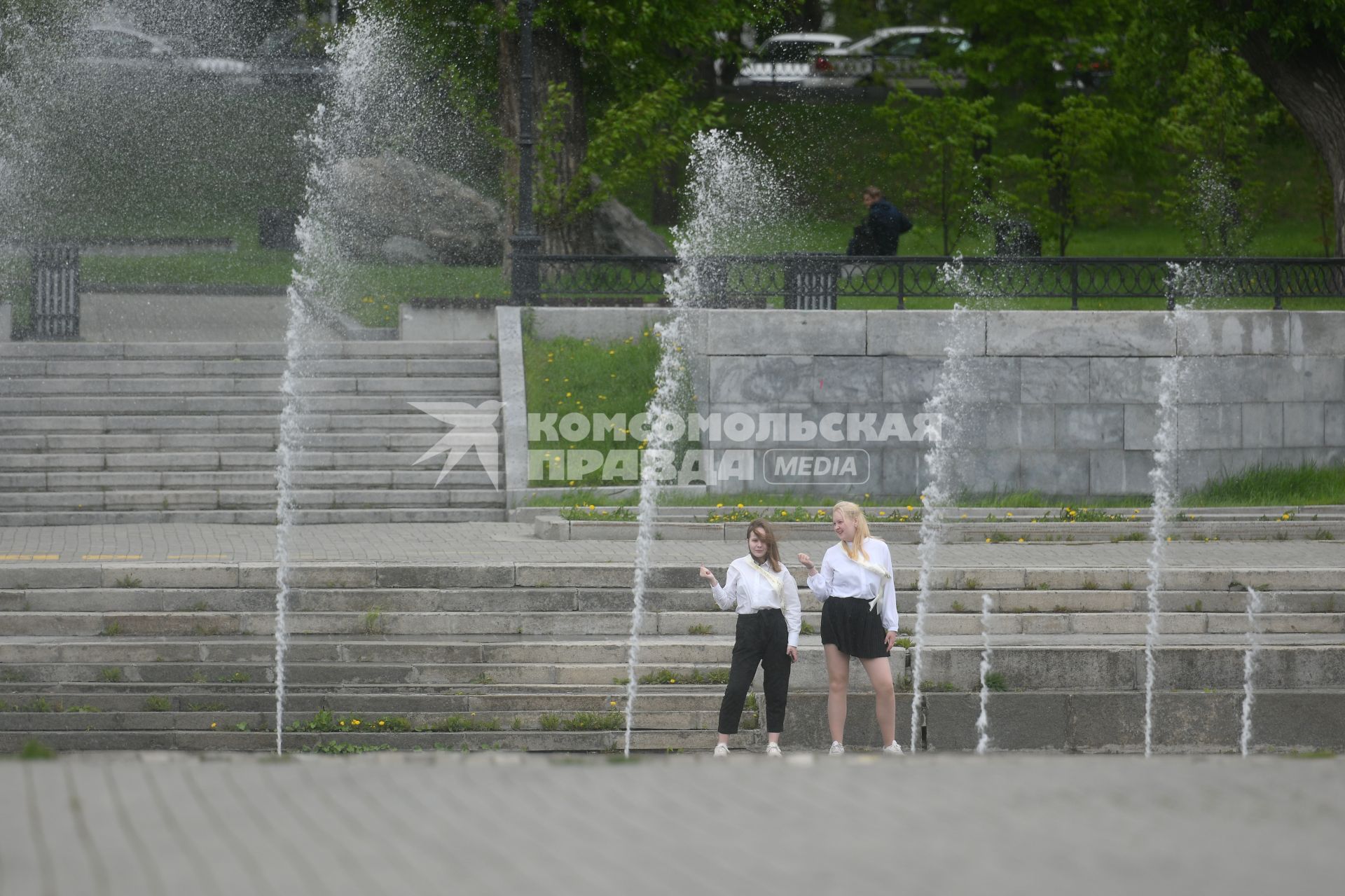 Екатеринбург. Выпускники на городской набережной