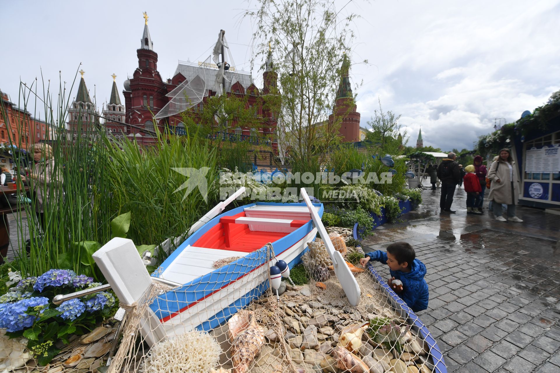 Москва.   Посетители на Манежной площади во время гастрономического фестиваля `Рыбная неделя`.