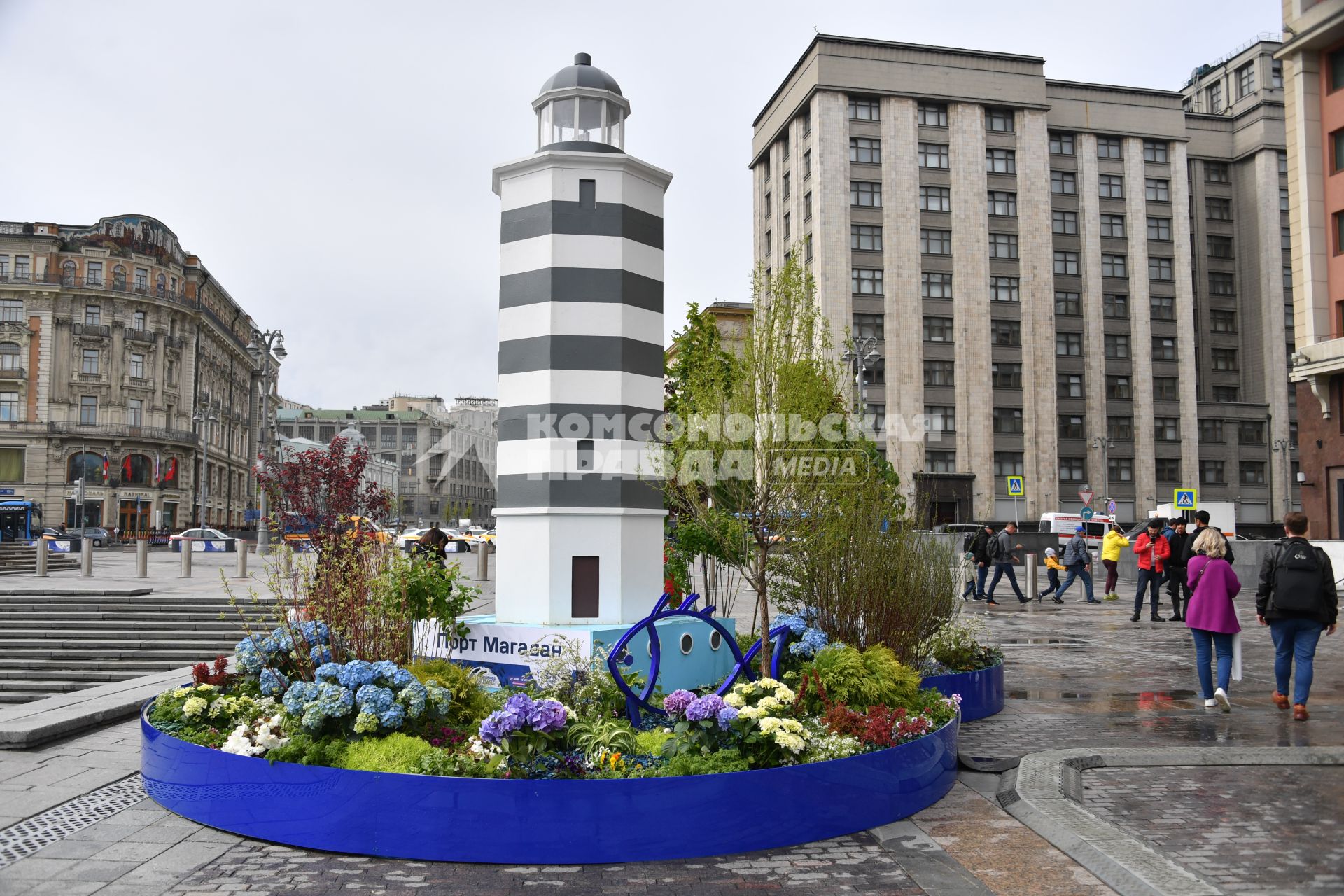 Москва.   Посетители на Манежной площади во время гастрономического фестиваля `Рыбная неделя`.