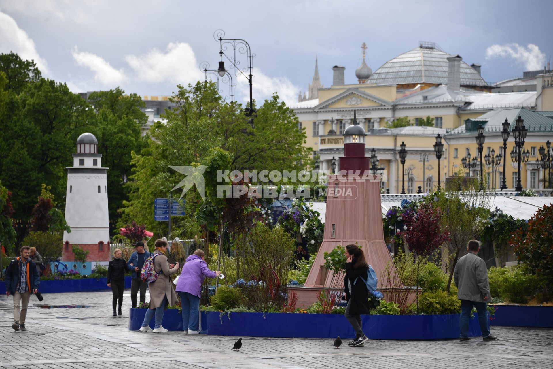 Москва.   Посетители на Манежной площади во время гастрономического фестиваля `Рыбная неделя`.