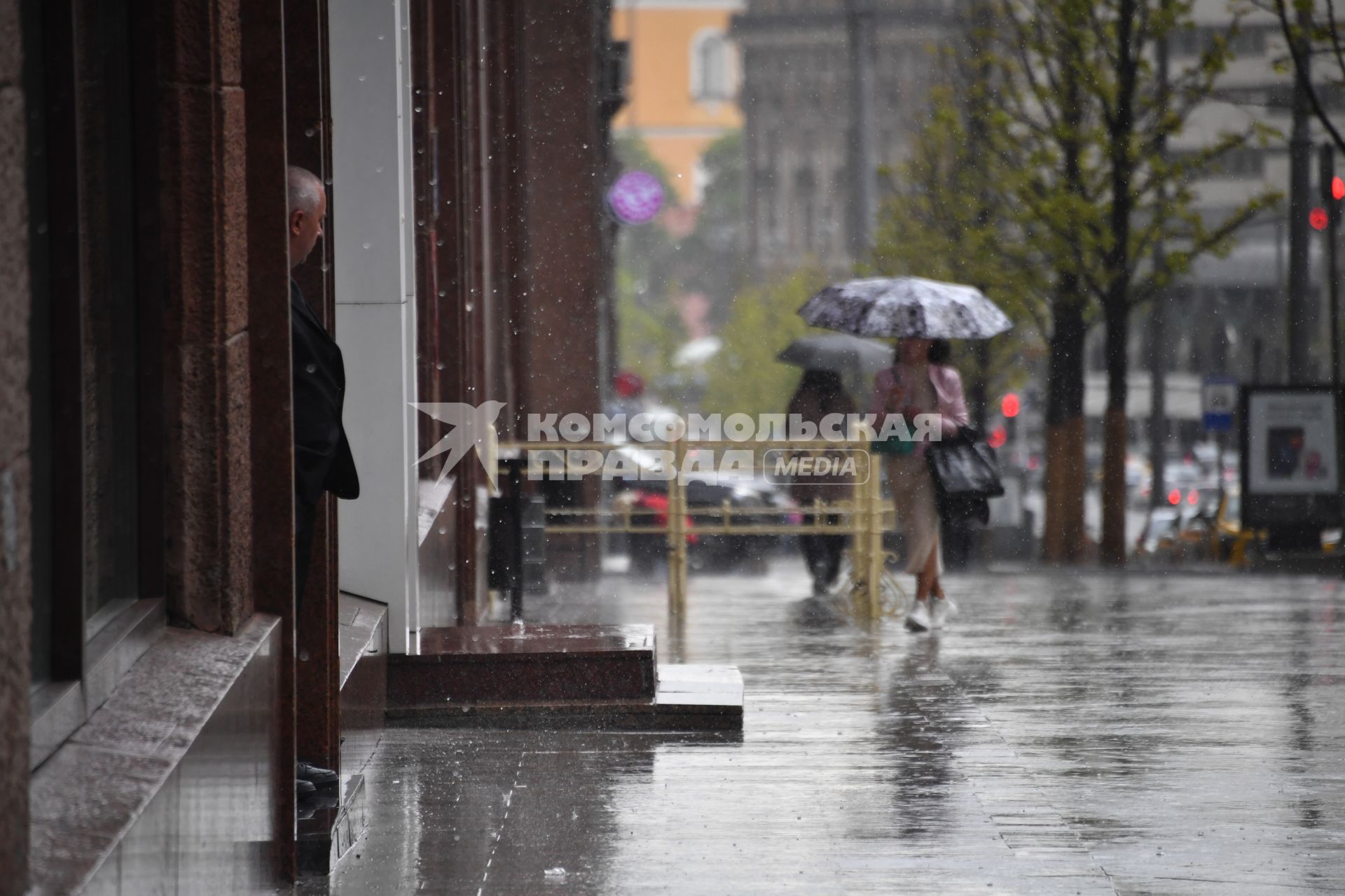 Москва. Прохожие во время дождя на Тверской улице.