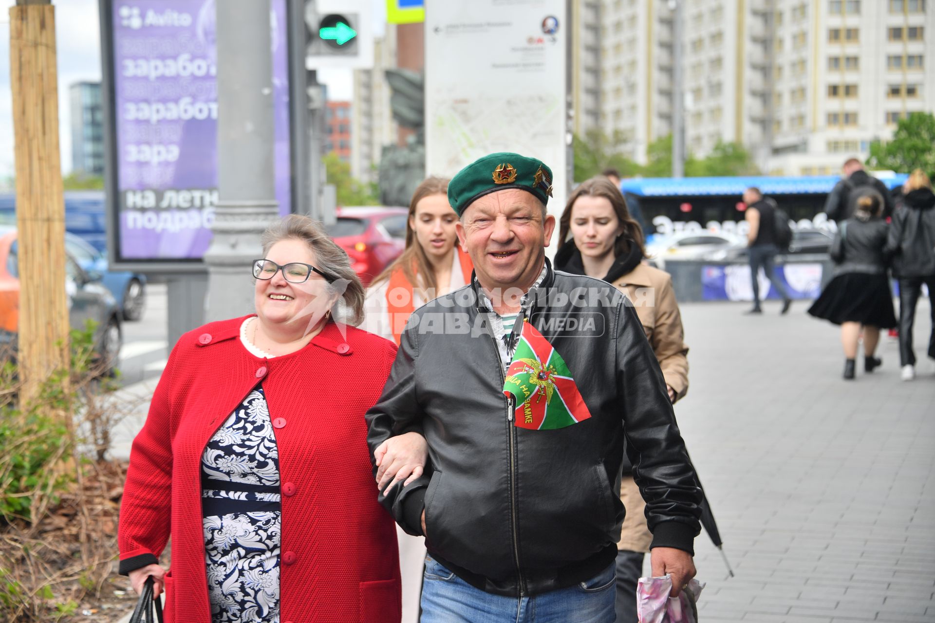 Москва. Мужчина с женщиной во время празднования Дня пограничника в Парке Горького.