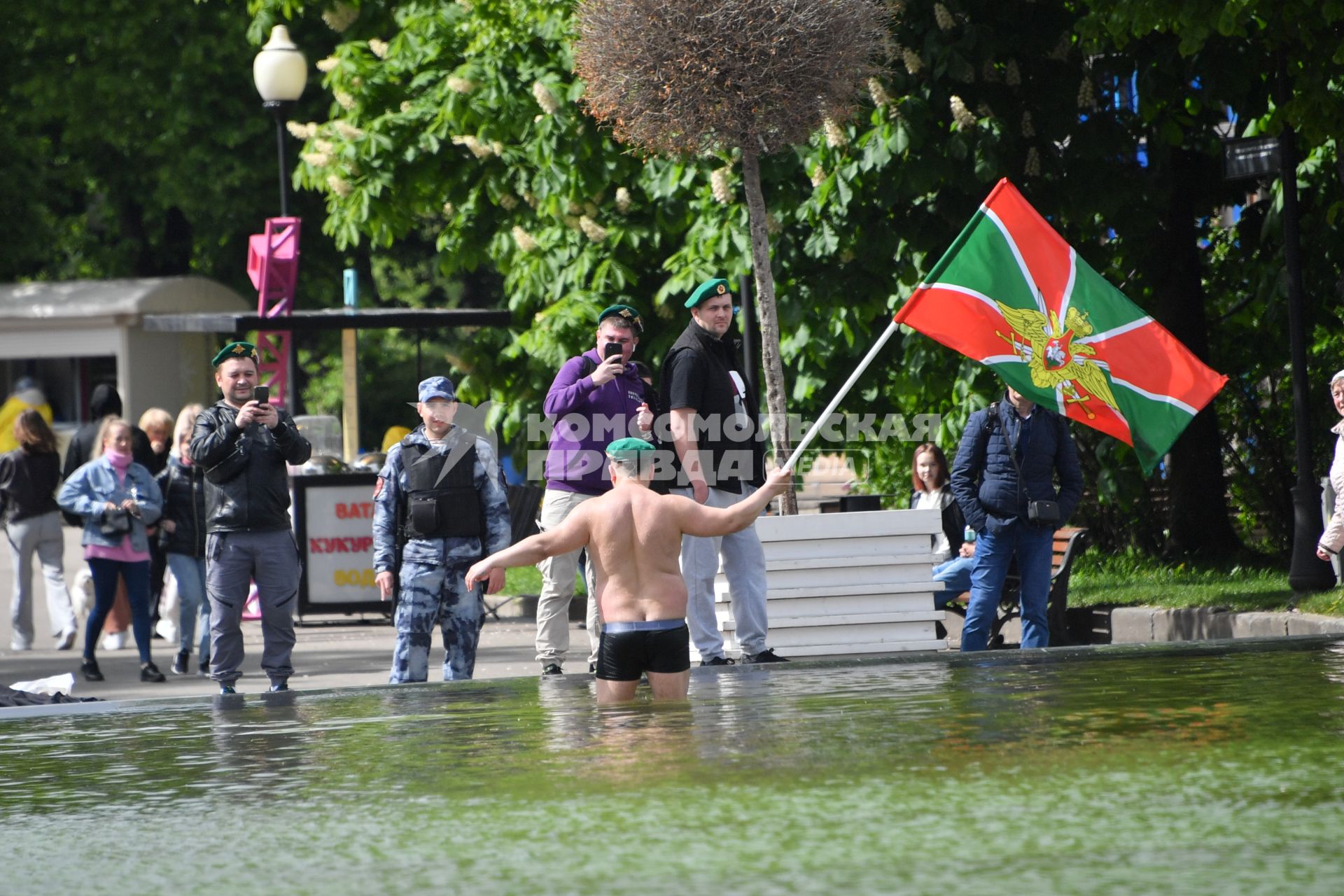 Москва. Пограничники в запасе во время празднования Дня пограничника в Парке Горького.