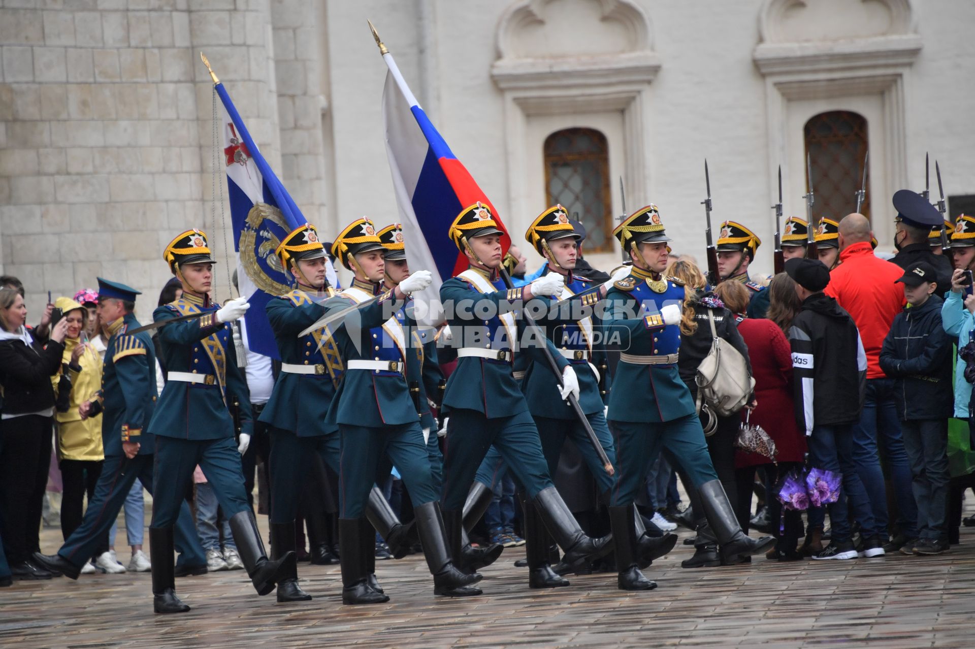 Москва. Военнослужащие роты специального караула Президентского полка ФСО России на церемонии развода пеших и конных караулов на Соборной площади Московского Кремля.