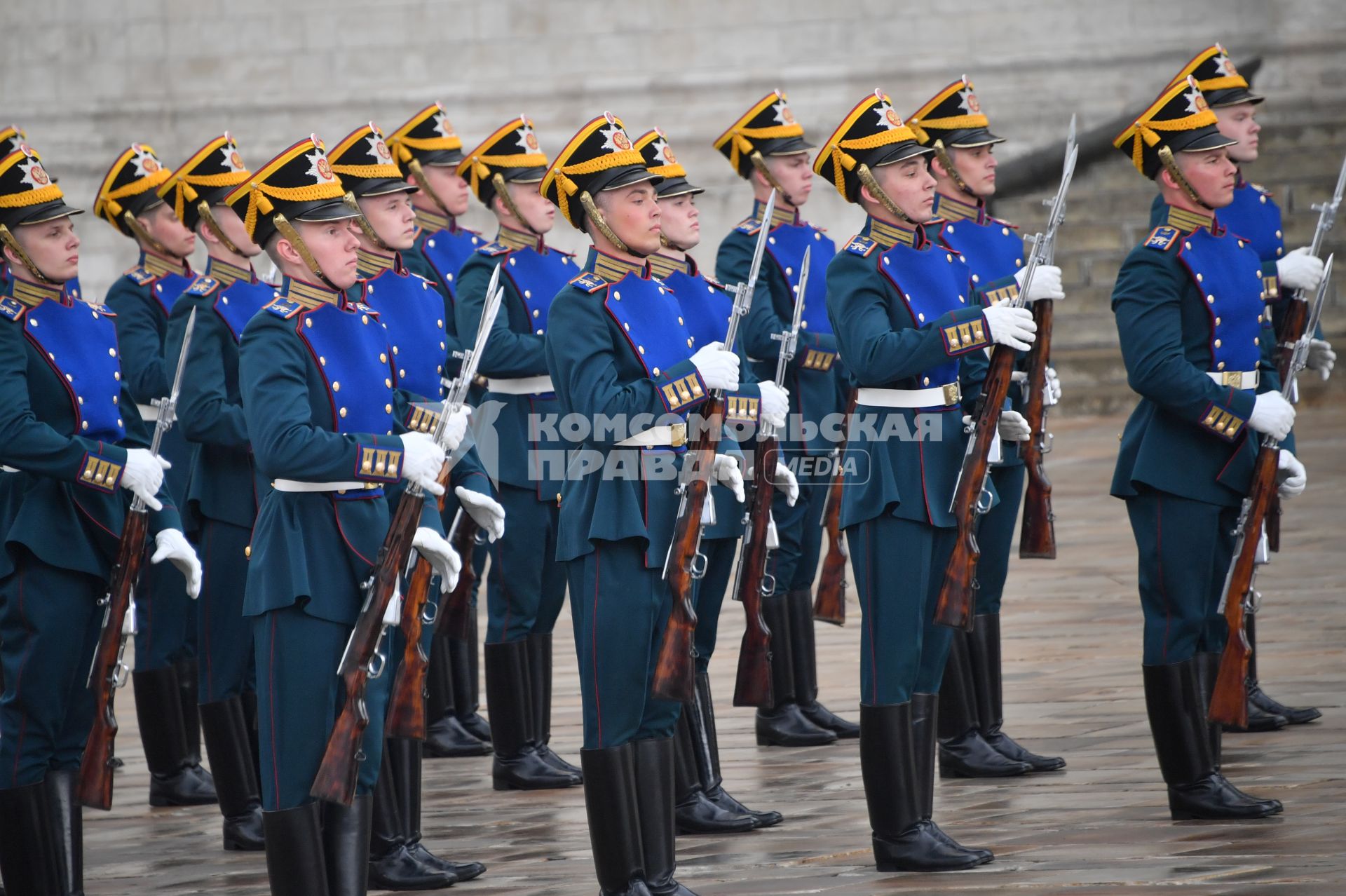 Москва. Военнослужащие роты специального караула Президентского полка ФСО России на церемонии развода пеших и конных караулов на Соборной площади Московского Кремля.