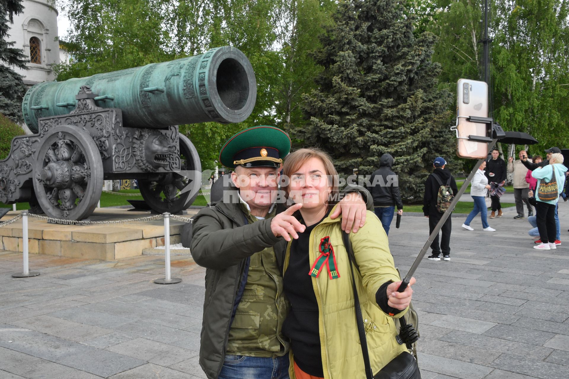 Москва. Посетители  фотографируются у Царь-пушки  на территории Московского Кремля.