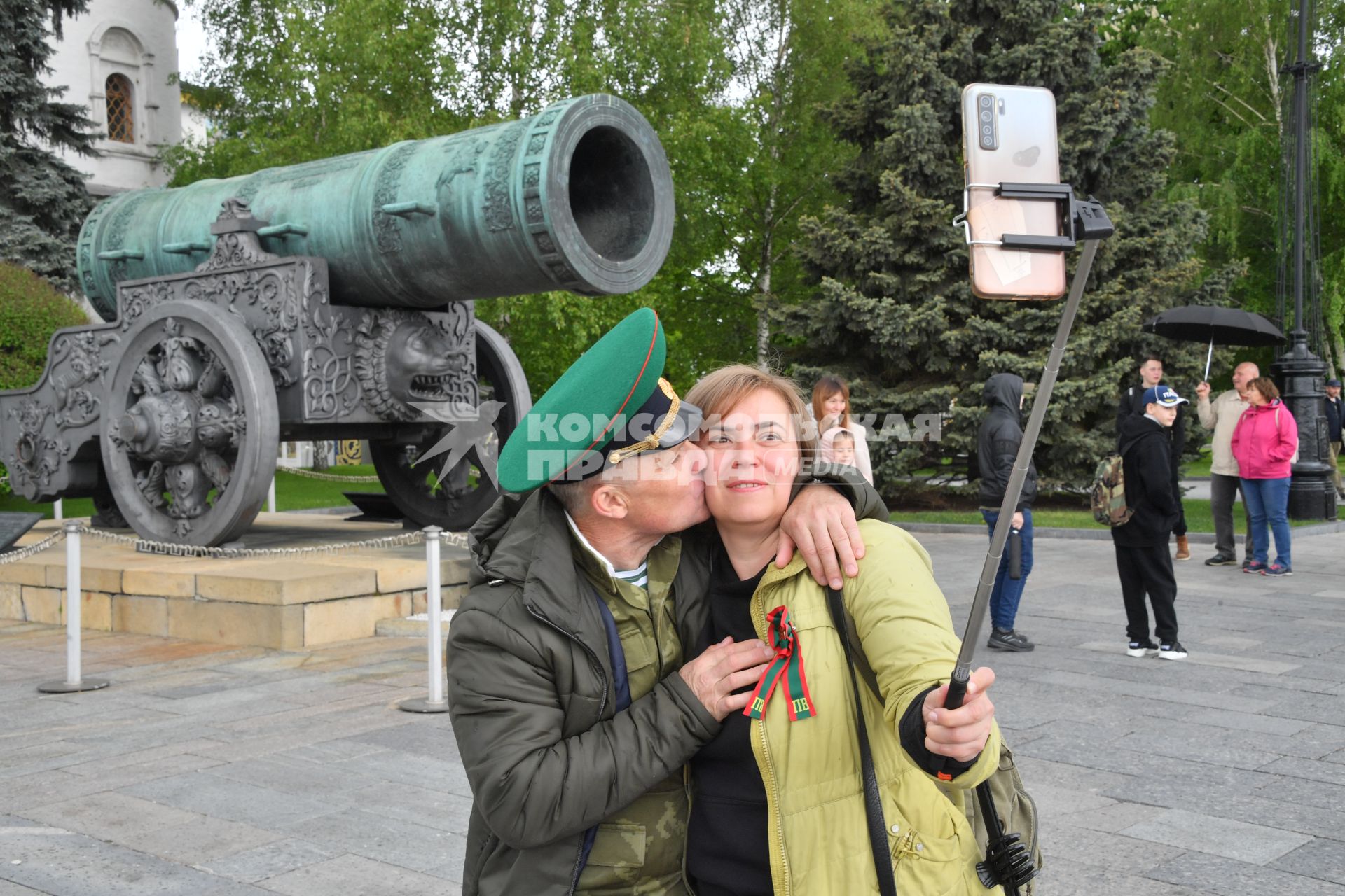 Москва. Посетители  фотографируются у Царь-пушки  на территории Московского Кремля.