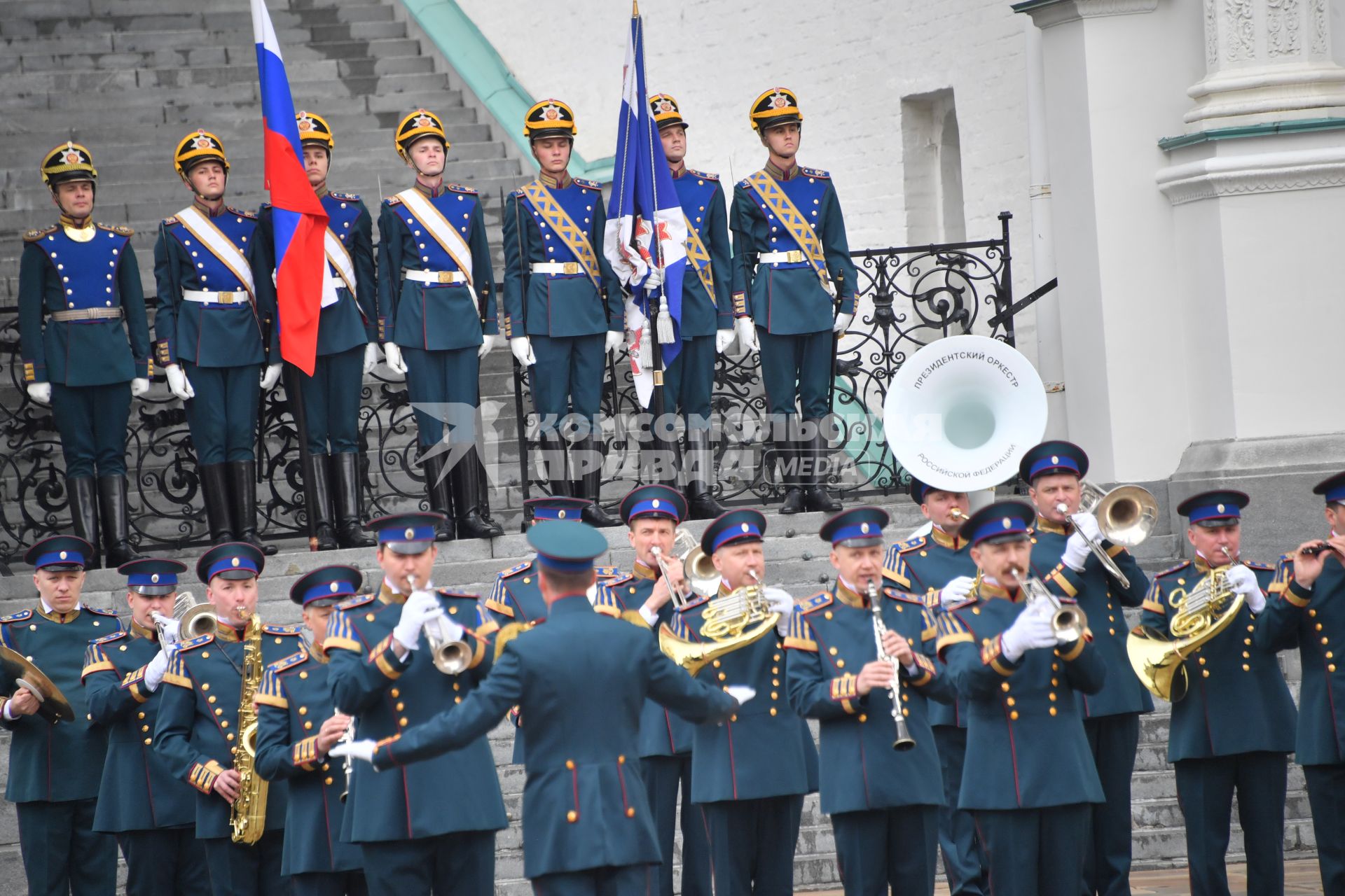 Москва. Военнослужащие роты специального караула Президентского полка ФСО России на церемонии развода пеших и конных караулов на Соборной площади Московского Кремля.