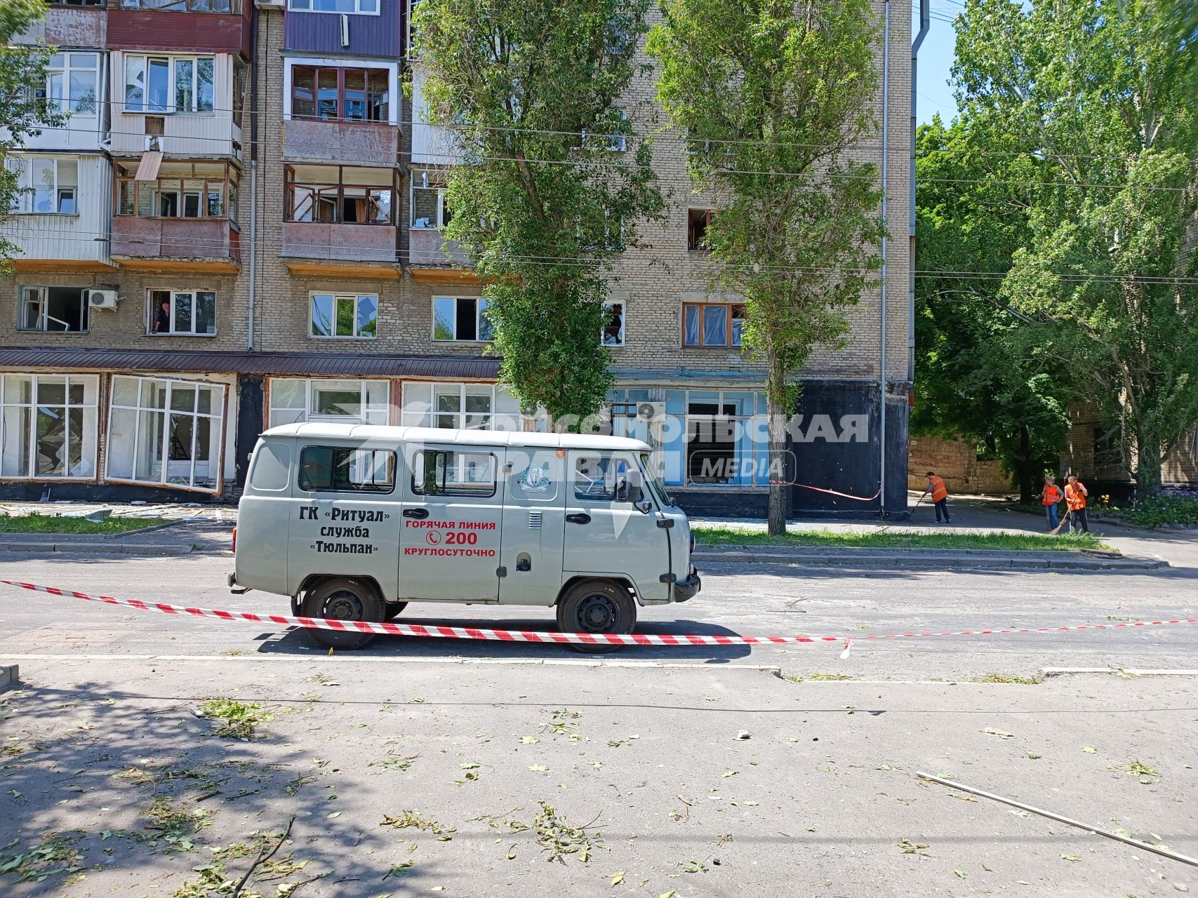 Донецкая область. г.Донецк. Автомобиль ритуальной службы у оградительной ленты рядом со школой № 22, обстрелянной ВСУ. Погибли 2 человека.