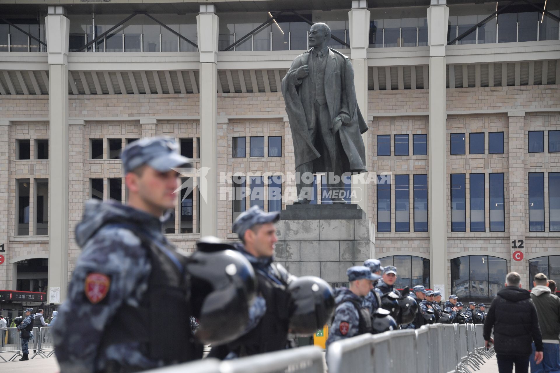 Москва.  Сотрудники ОМОН  перед  финальном матча Кубка России по футболу сезона 2021/2022 между ФК `Спартак` и ФК `Динамо`.