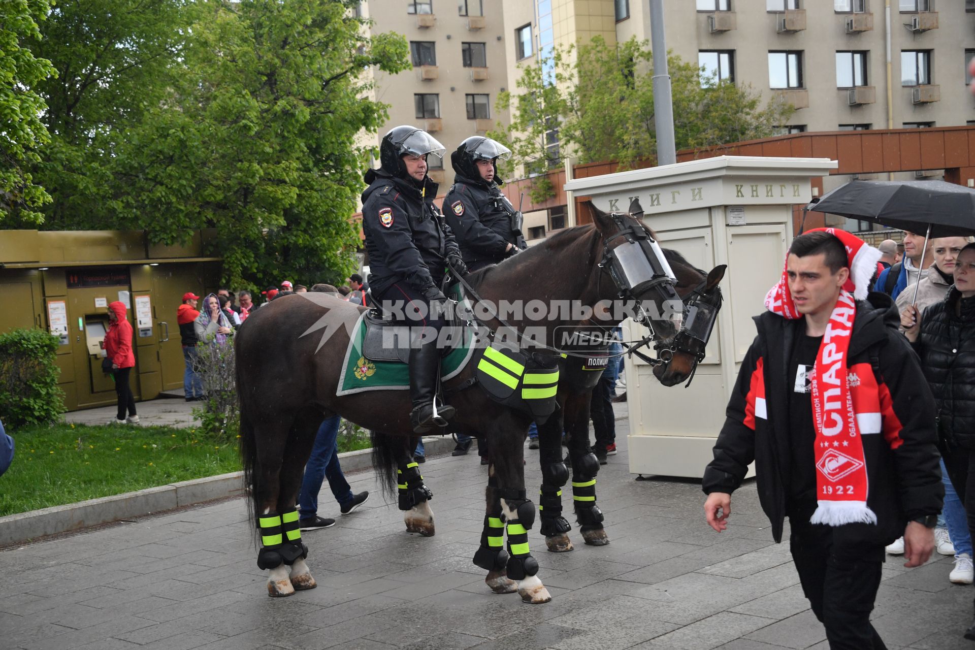 Москва.  Болельщики фк `Спартак`  перед  финальном матча Кубка России по футболу сезона 2021/2022 между ФК `Спартак` и ФК `Динамо`.