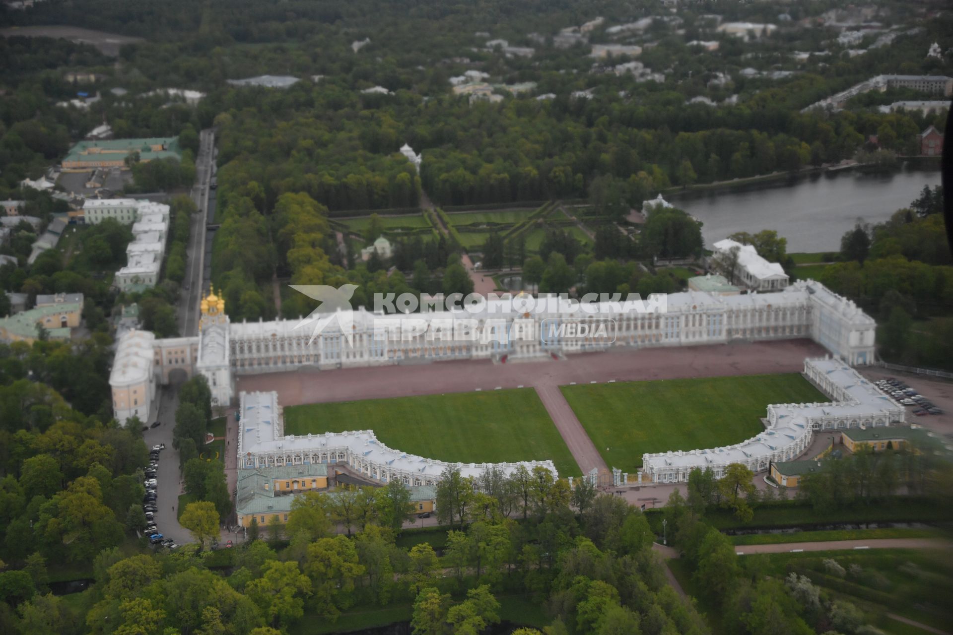 Ленинградская область . Вид на пригороды Санкт-Петербурга из иллюминатора самолета. Екатерининский дворец в г. Пушкин.