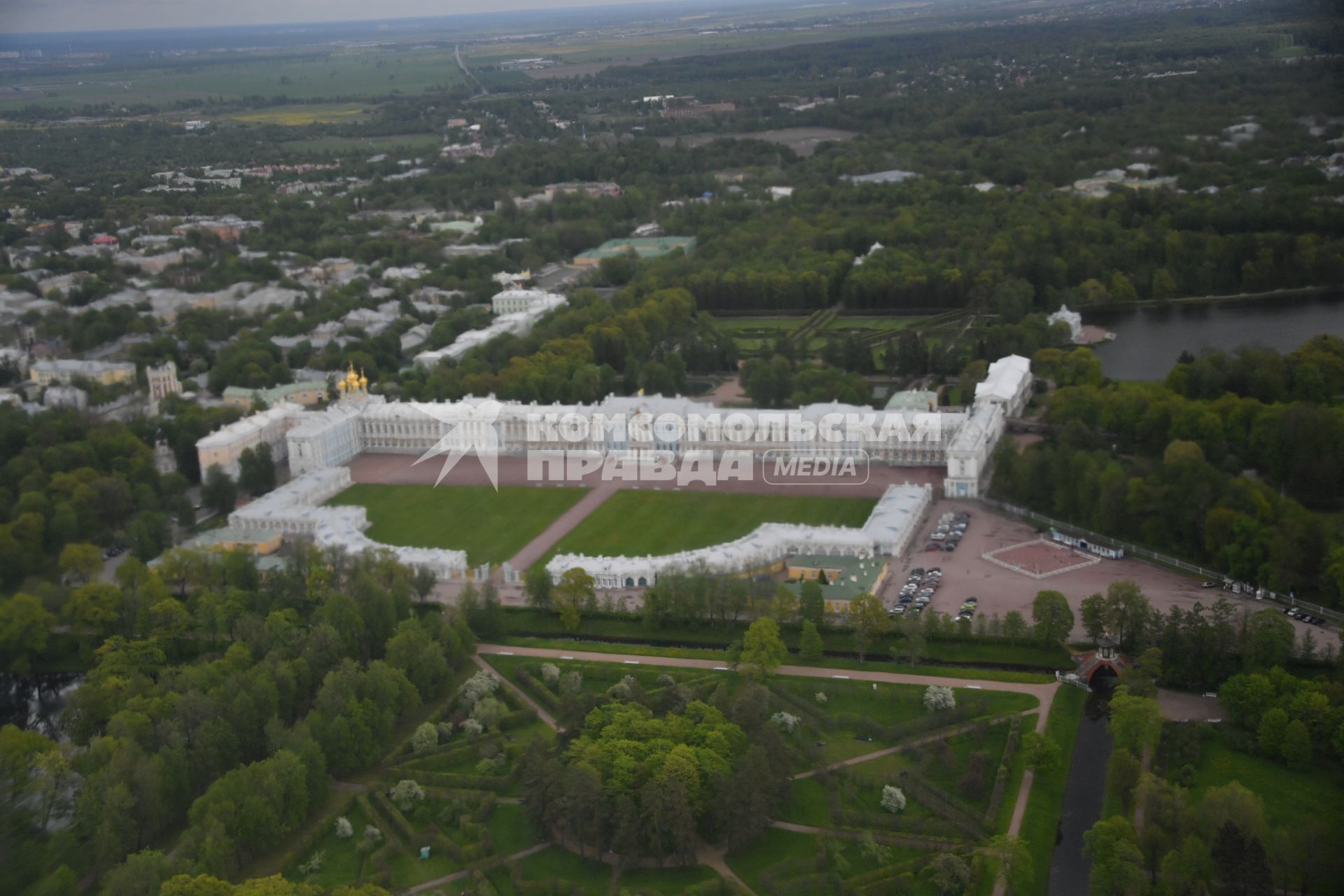 Ленинградская область . Вид на пригороды Санкт-Петербурга из иллюминатора самолета. Екатерининский дворец в г. Пушкин.