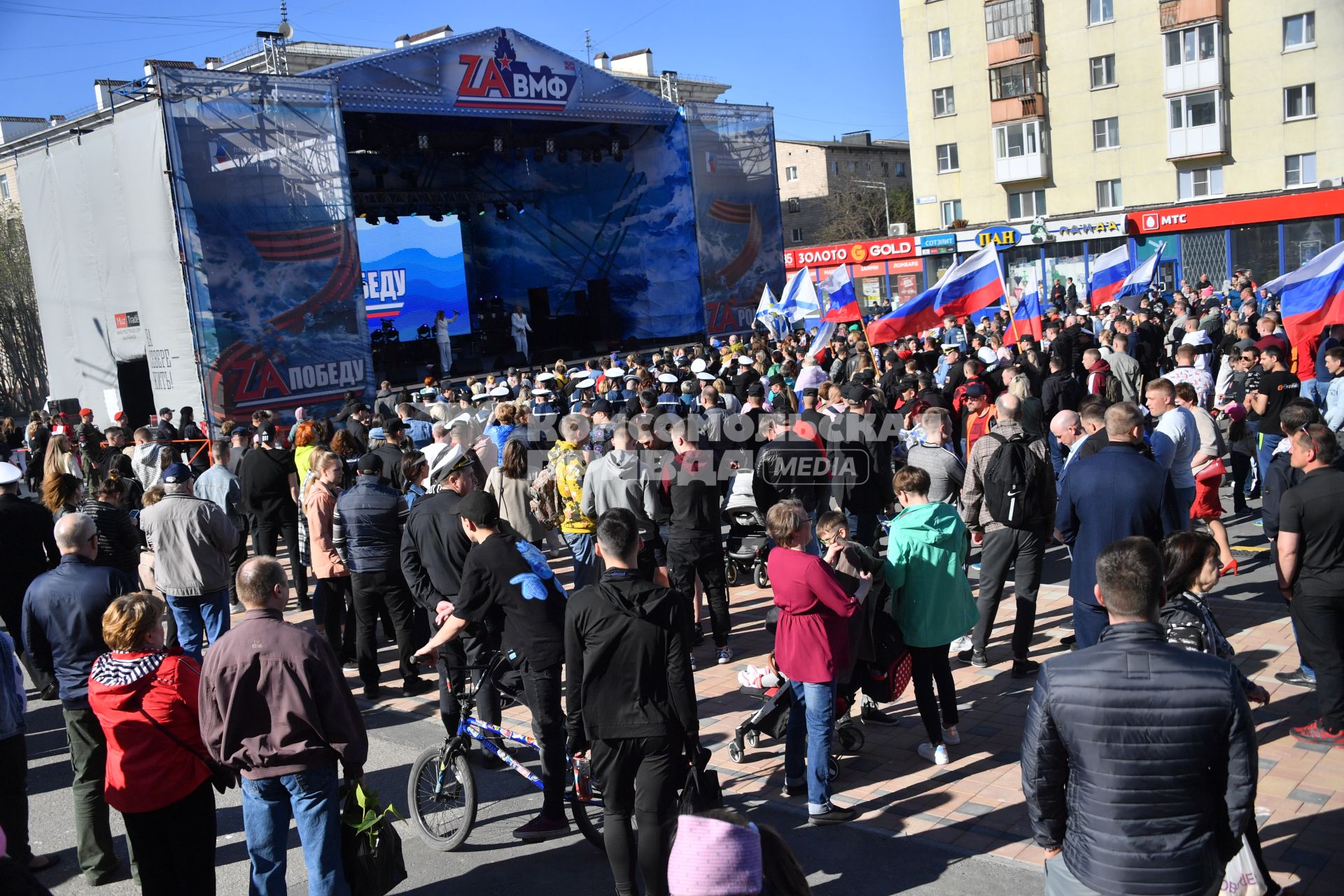 Североморск. Зрители на концерте, посвященном празднованию Дня Северного флота РФ во время акции `Zа ВМФ!` .