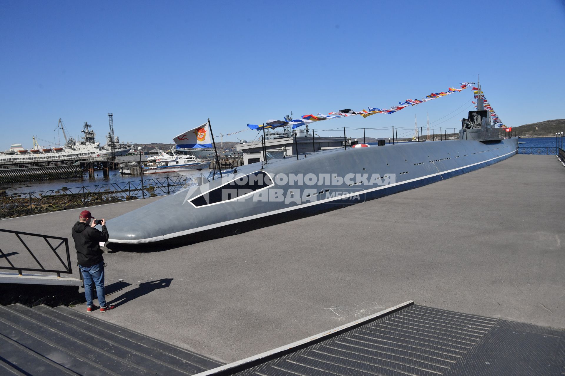 Североморск.  Музей `Подводная лодка К-21` с флагами расцвечивания в честь Дня Северного флота РФ.