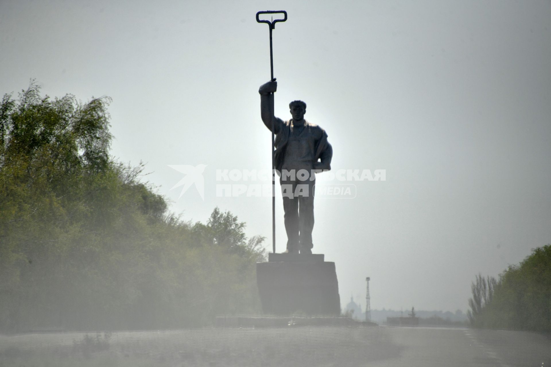 Донецкая область. г.Мариуполь. Cкульптура `Сталевар` на въезде в город.