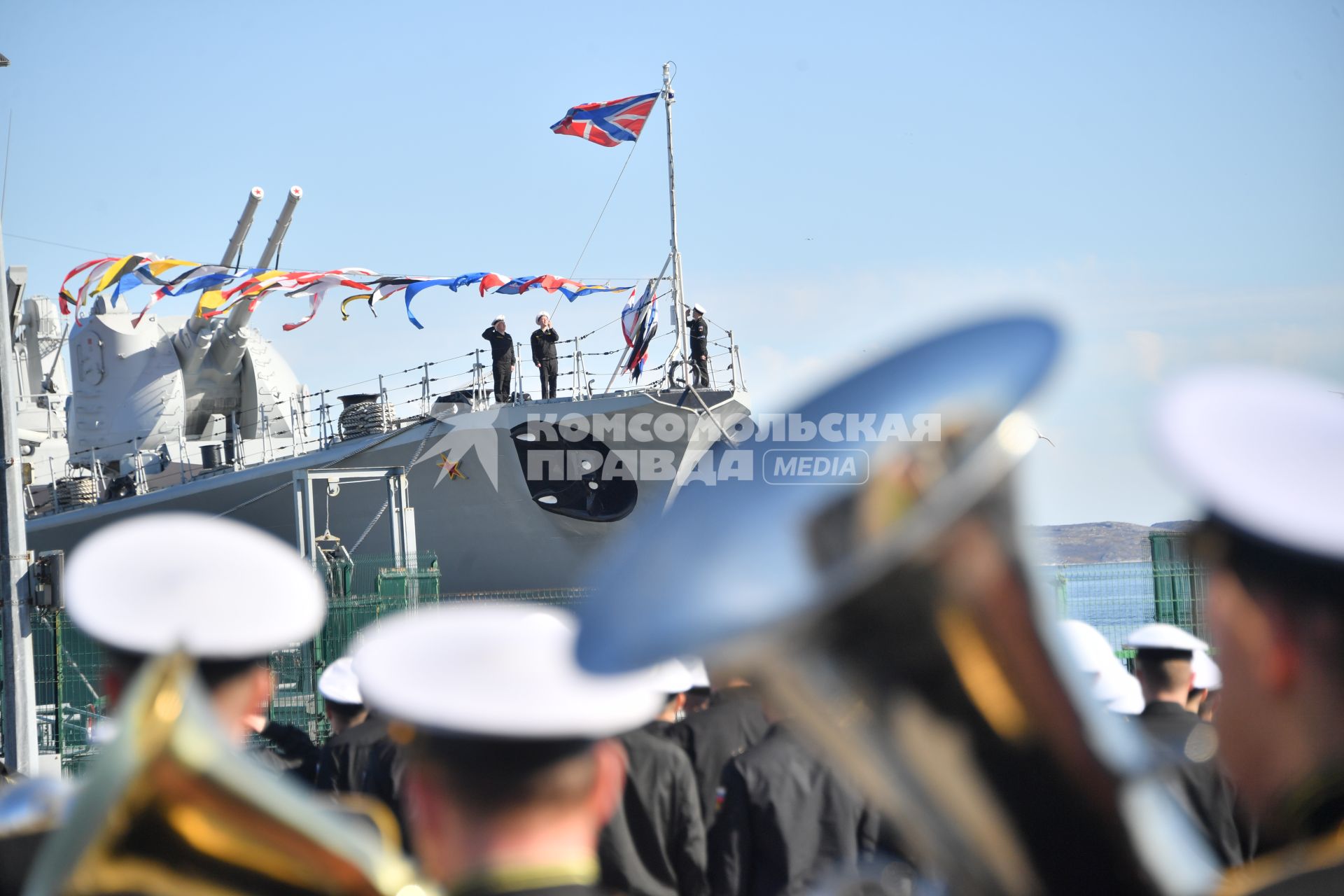 Североморск.  Военнослужащие Военно-Морского флота РФ на церемонии подъёма Военно-Морского флага РФ и митинга, посвященного празднованию  Дня Северного флота РФ .