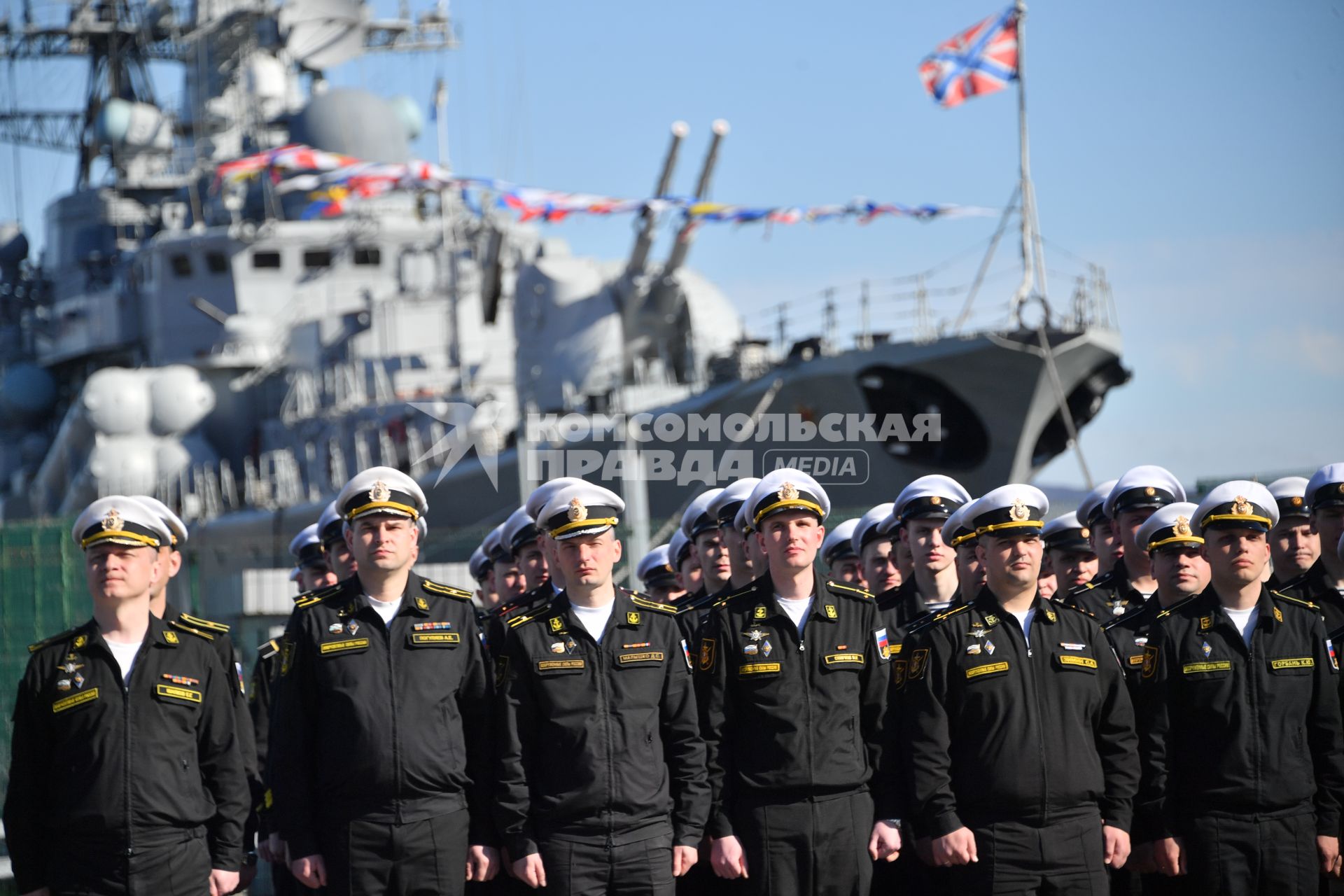 Североморск.  Военнослужащие Военно-Морского флота РФ на церемонии подъёма Военно-Морского флага РФ и митинга, посвященного празднованию  Дня Северного флота РФ .