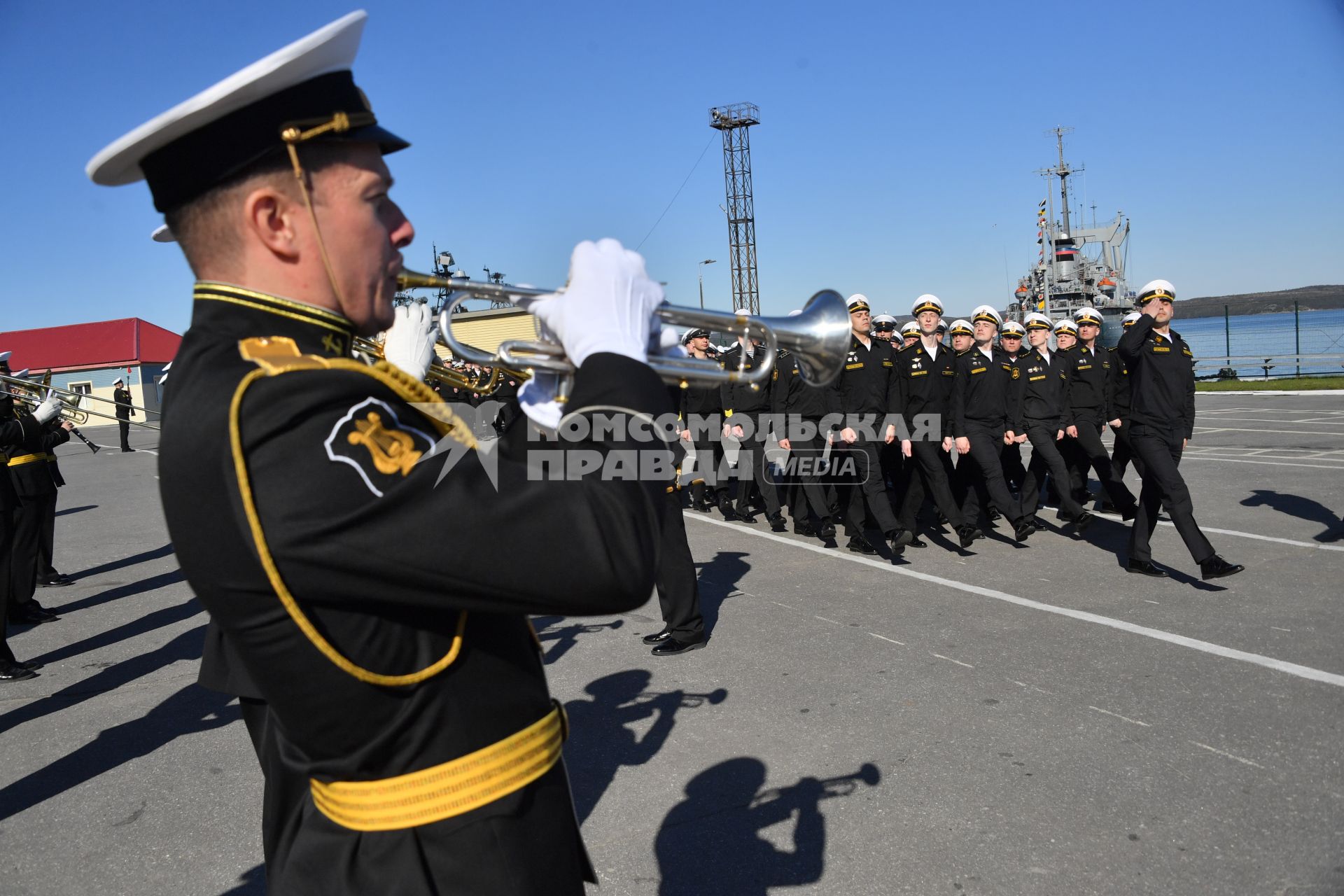 Североморск.  Военнослужащие Военно-Морского флота РФ на церемонии подъёма Военно-Морского флага РФ и митинга, посвященного празднованию  Дня Северного флота РФ .