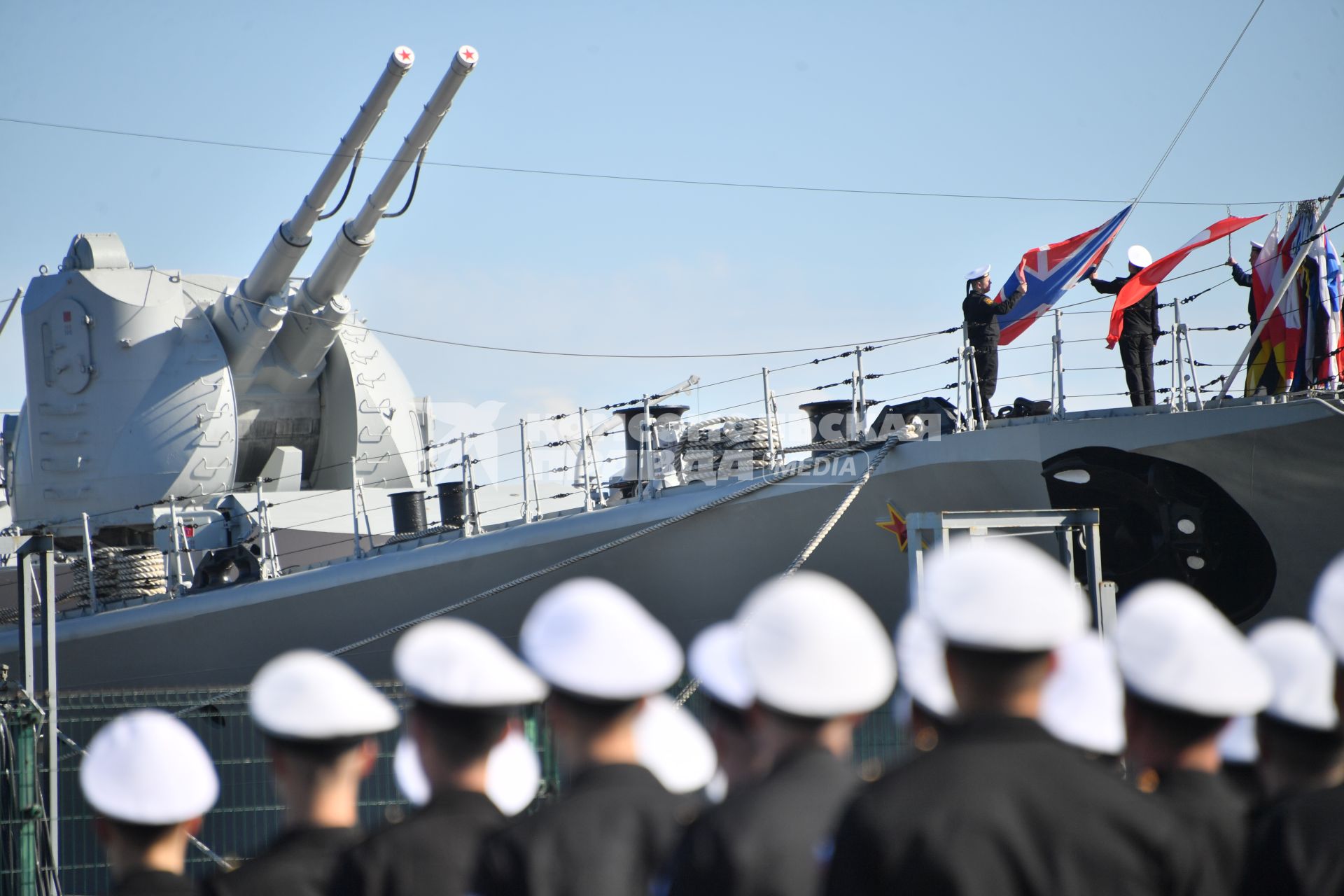 Североморск.  Военнослужащие Военно-Морского флота РФ на церемонии подъёма Военно-Морского флага РФ и митинга, посвященного празднованию  Дня Северного флота РФ .