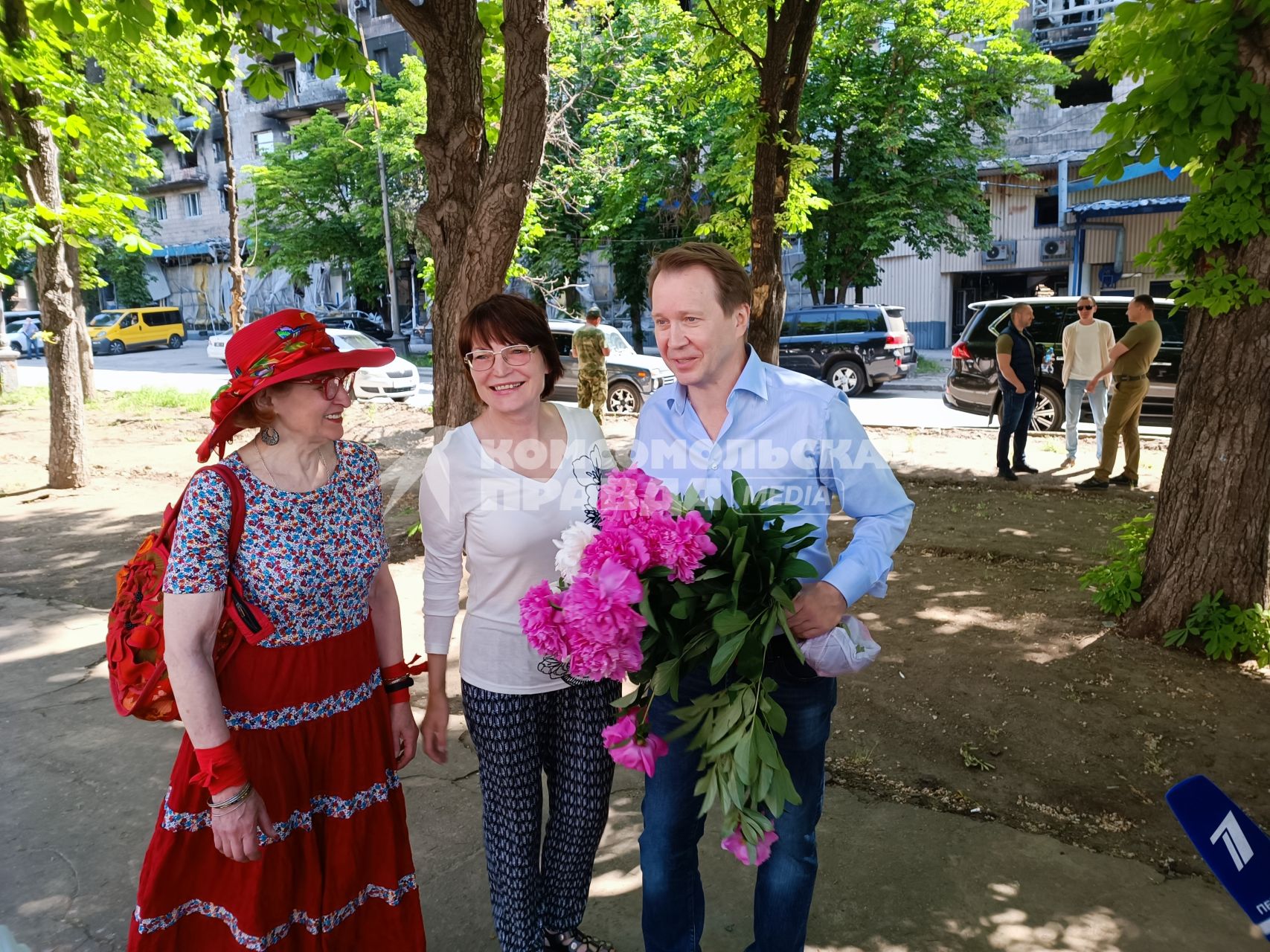 Донецкая область. г.Мариуполь. Актер, художественный руководитель московского Театра Наций Евгений Миронов общается с местными жителями.