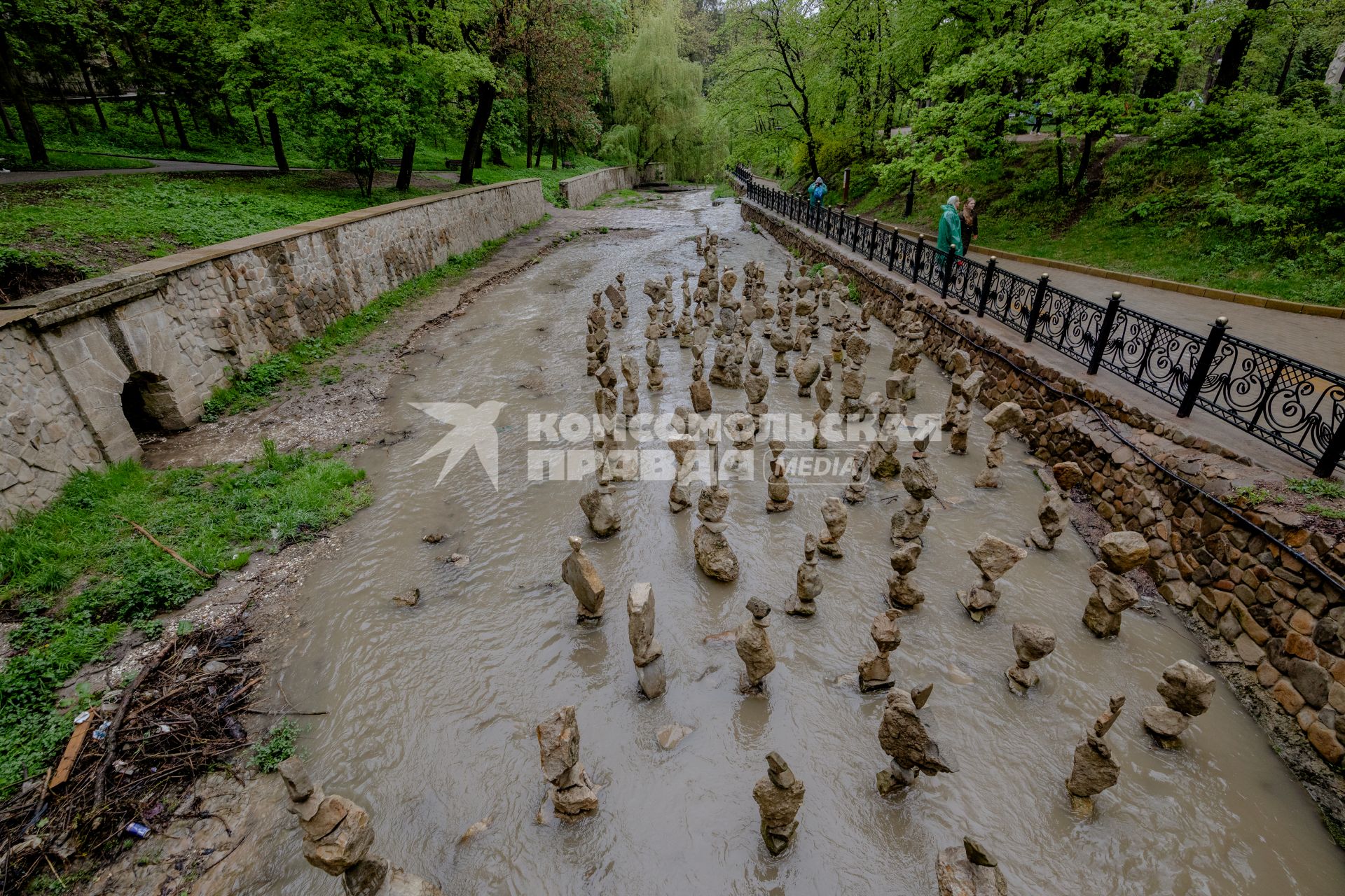 Кисловодск. Балансировка камней на реке Ольховке.