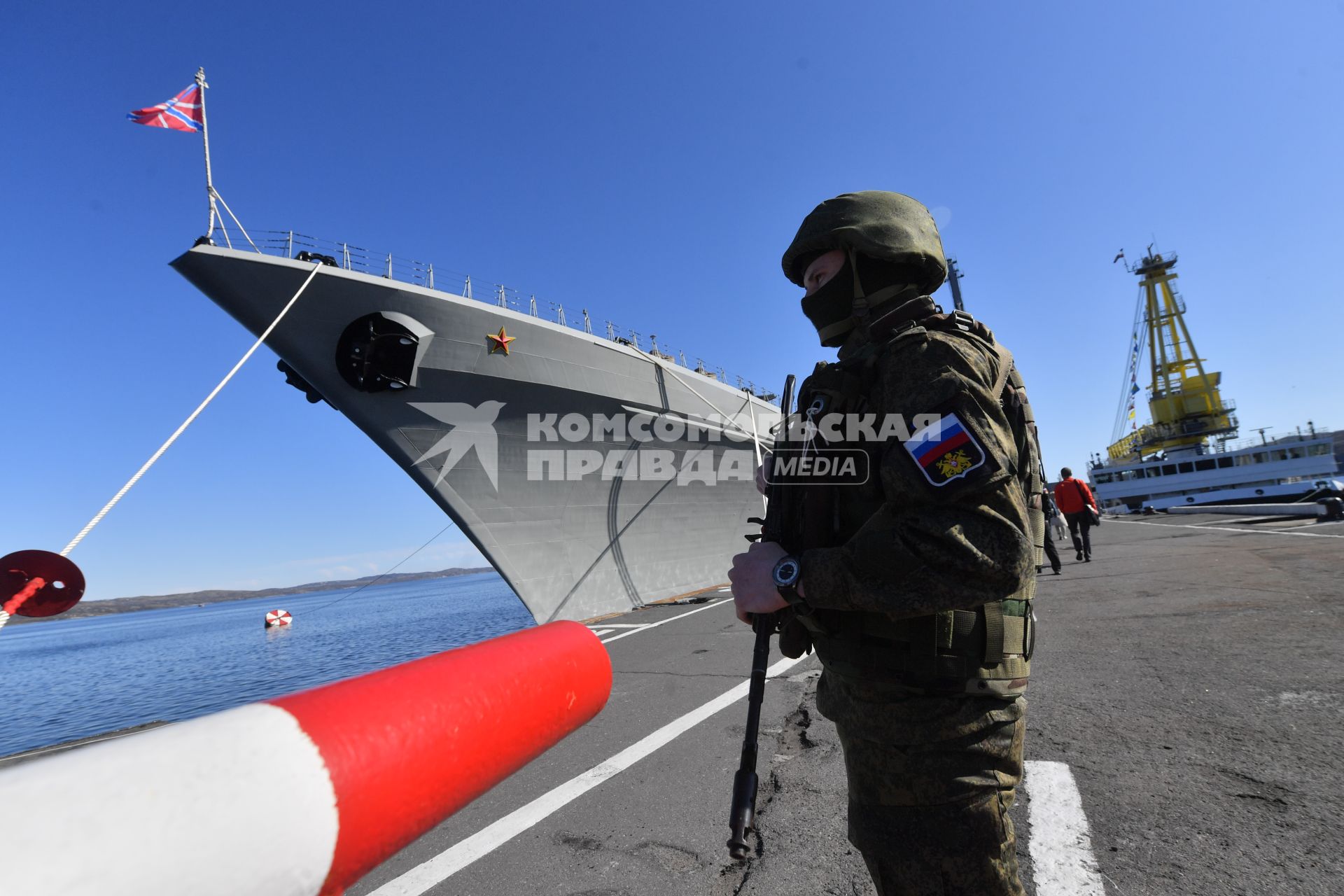 Североморск.   Часовой у места стоянки тяжёлого атомного ракетного крейсера `Петр Великий`.