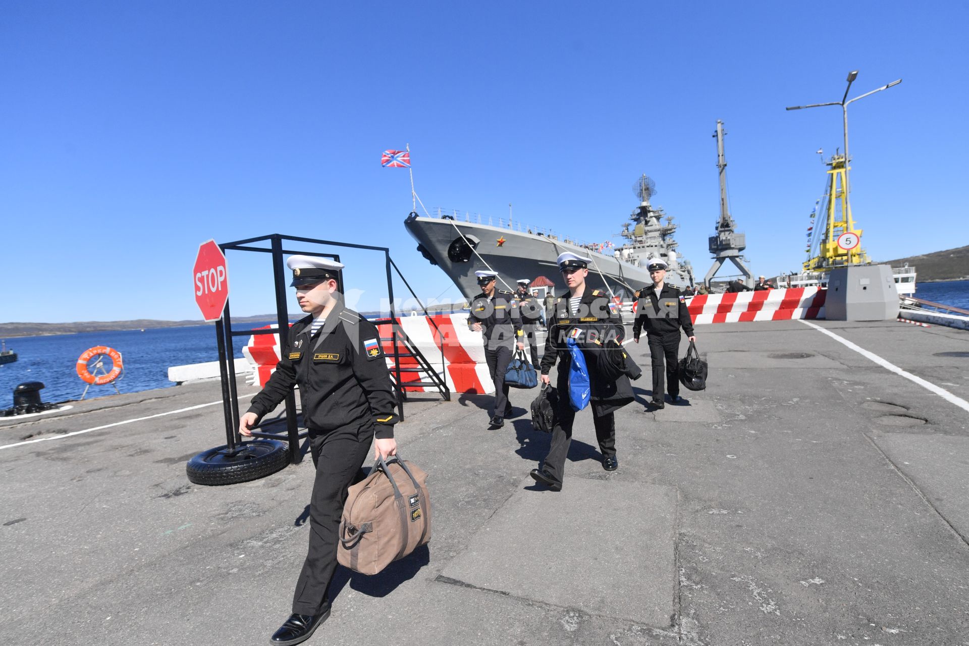 Североморск. Военнослужащие на причале у тяжелого  атомного ракетного  крейсера `Петр Великий` в порту Североморска.