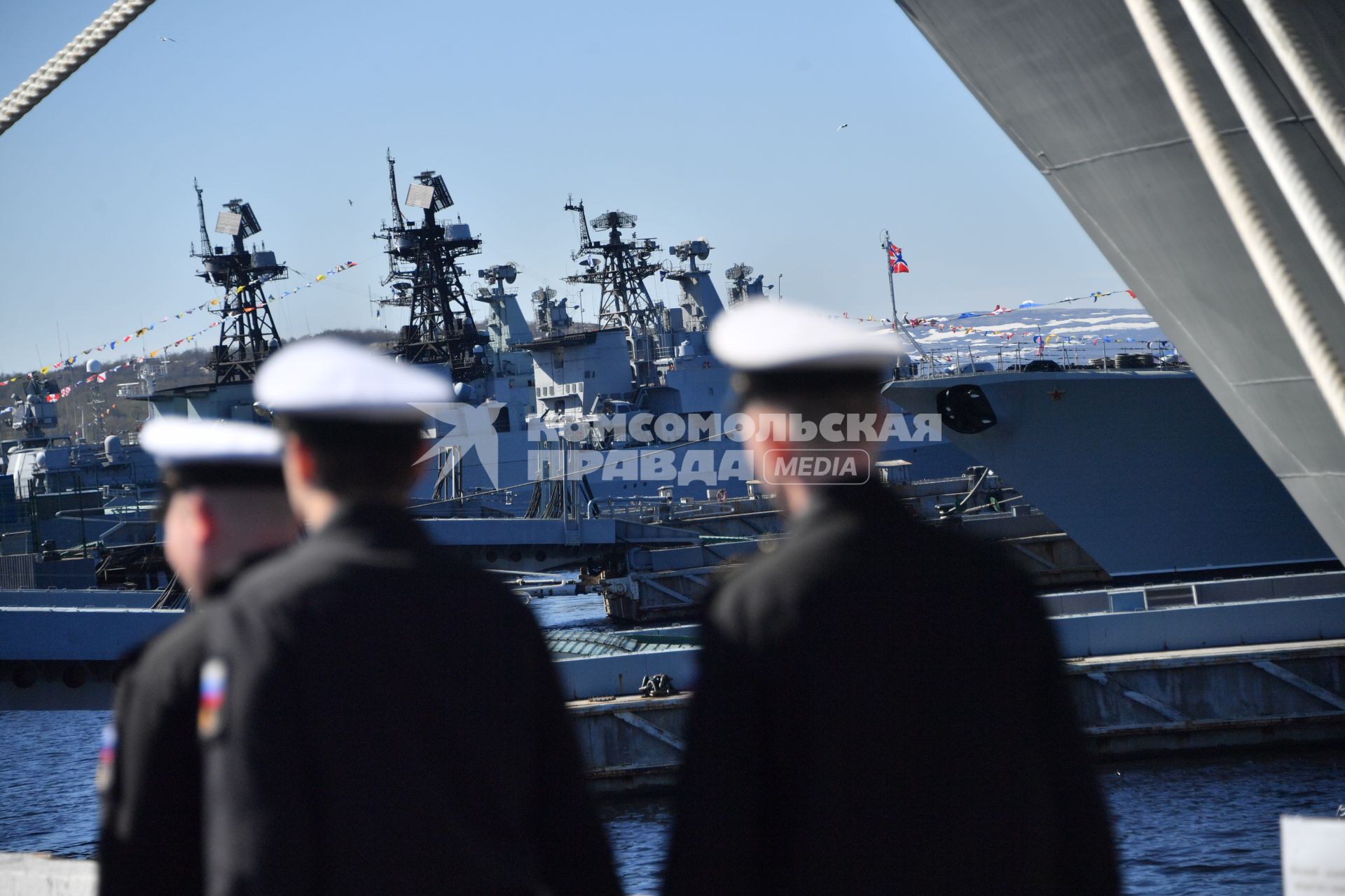 Североморск. Военнослужащий ВМФ РФ на палубе тяжёлого атомного ракетного крейсера Петр Великий.