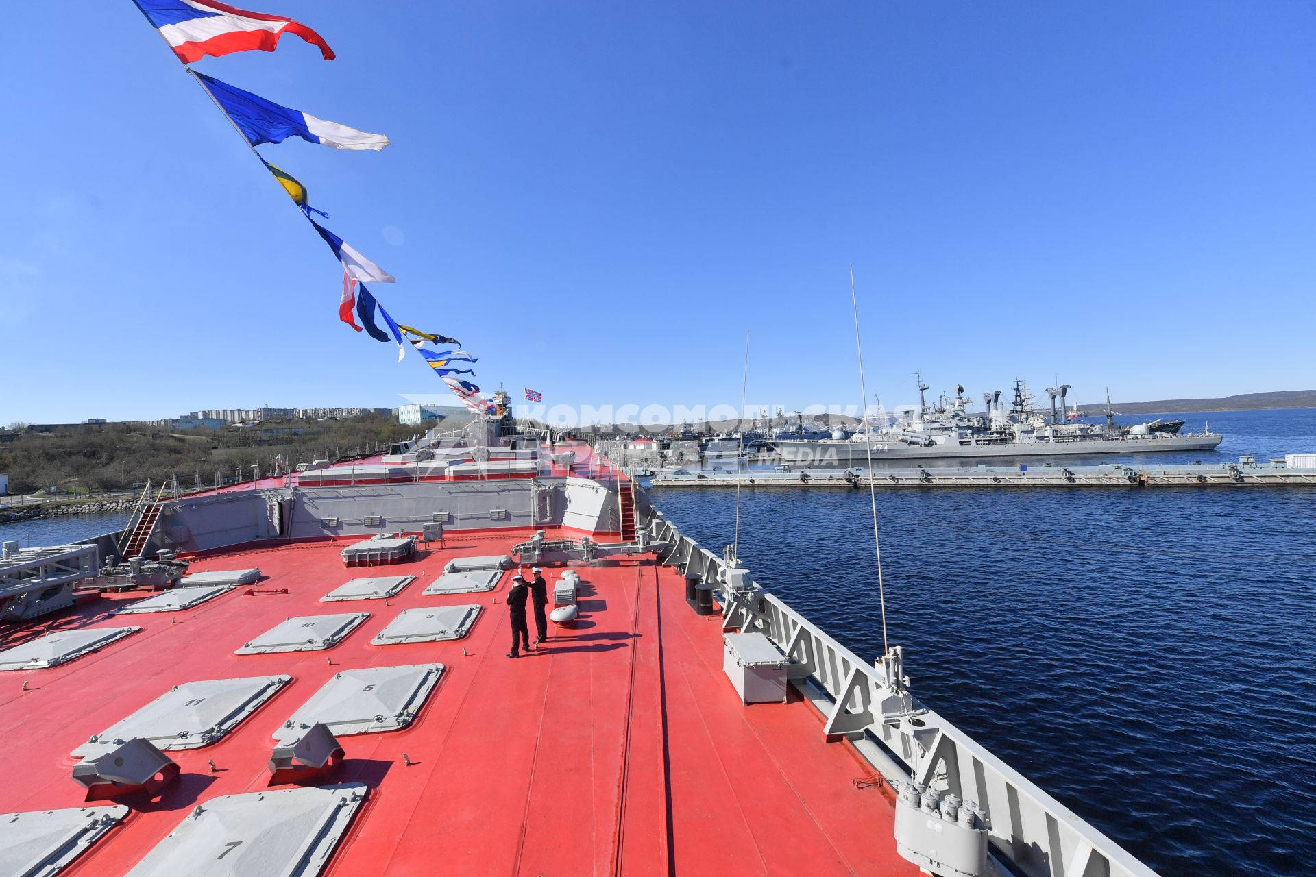 Североморск. Военнослужащий ВМФ РФ на палубе тяжёлого атомного ракетного крейсера Петр Великий.