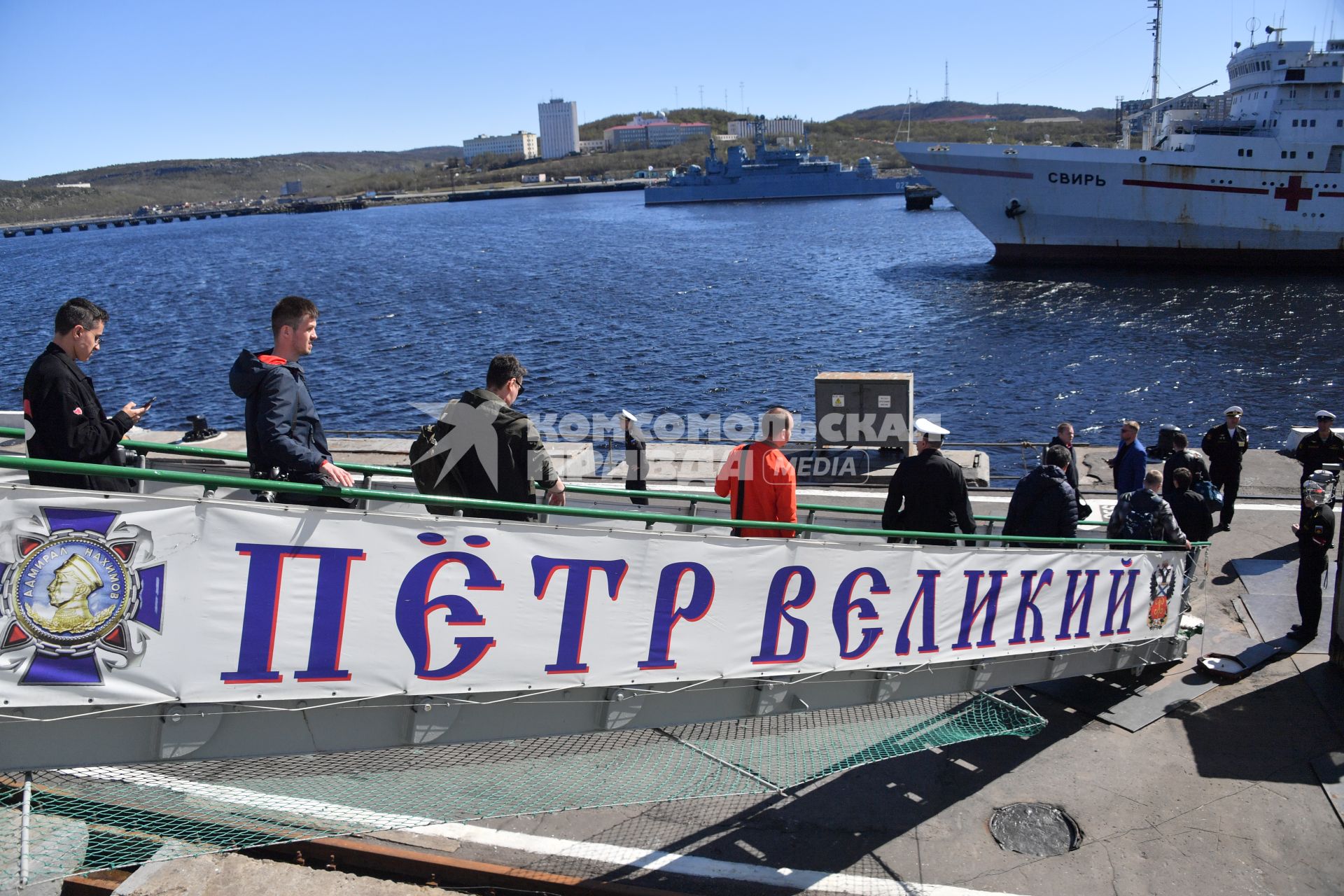 Североморск.  Посетители спускаются по трапу тяжёлого атомного ракетного крейсера  `Петр Великий`.