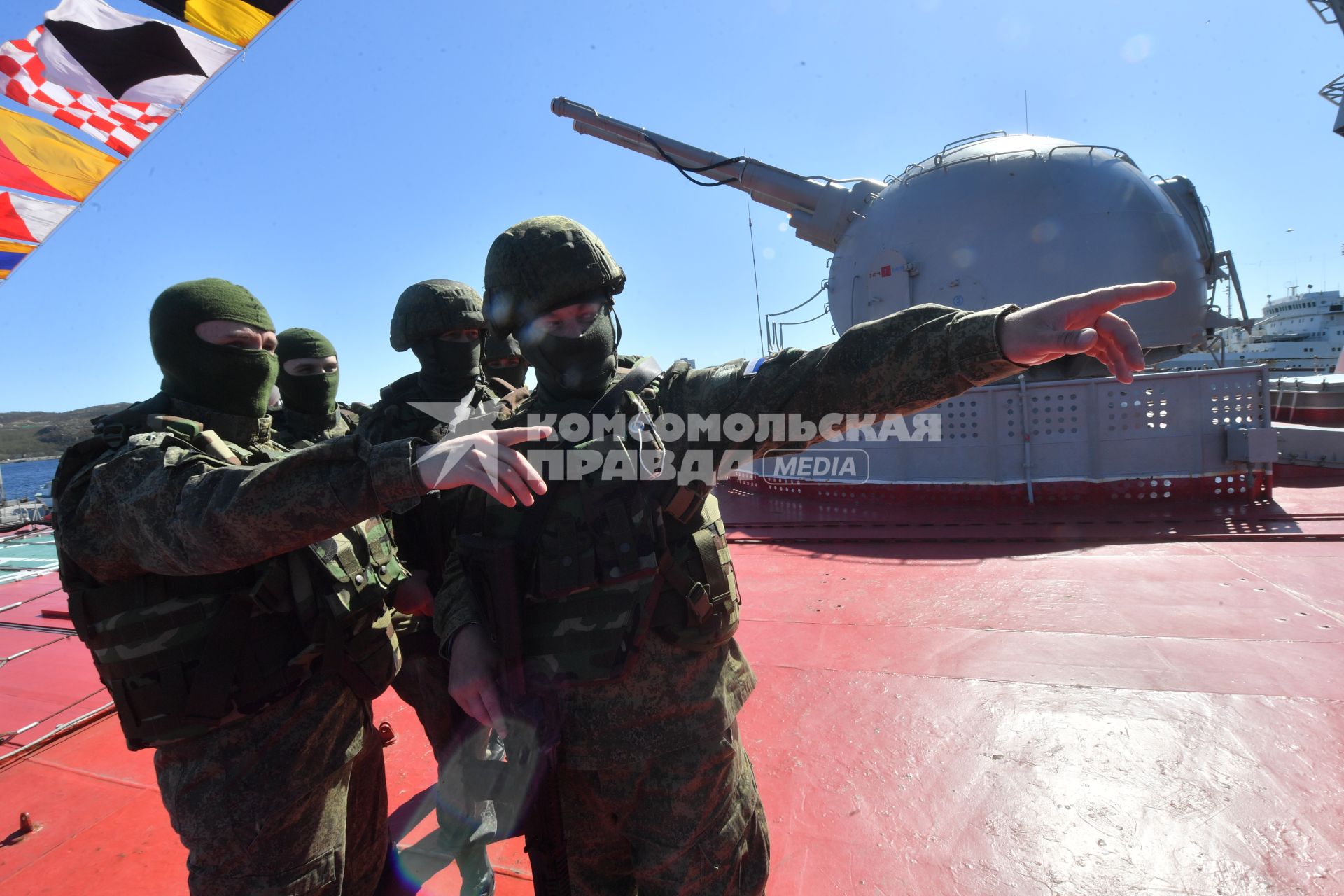 Североморск. Военнослужащие морской пехоты ВМФ РФ  на палубе тяжёлого атомного ракетного крейсера`Петр Великий` .