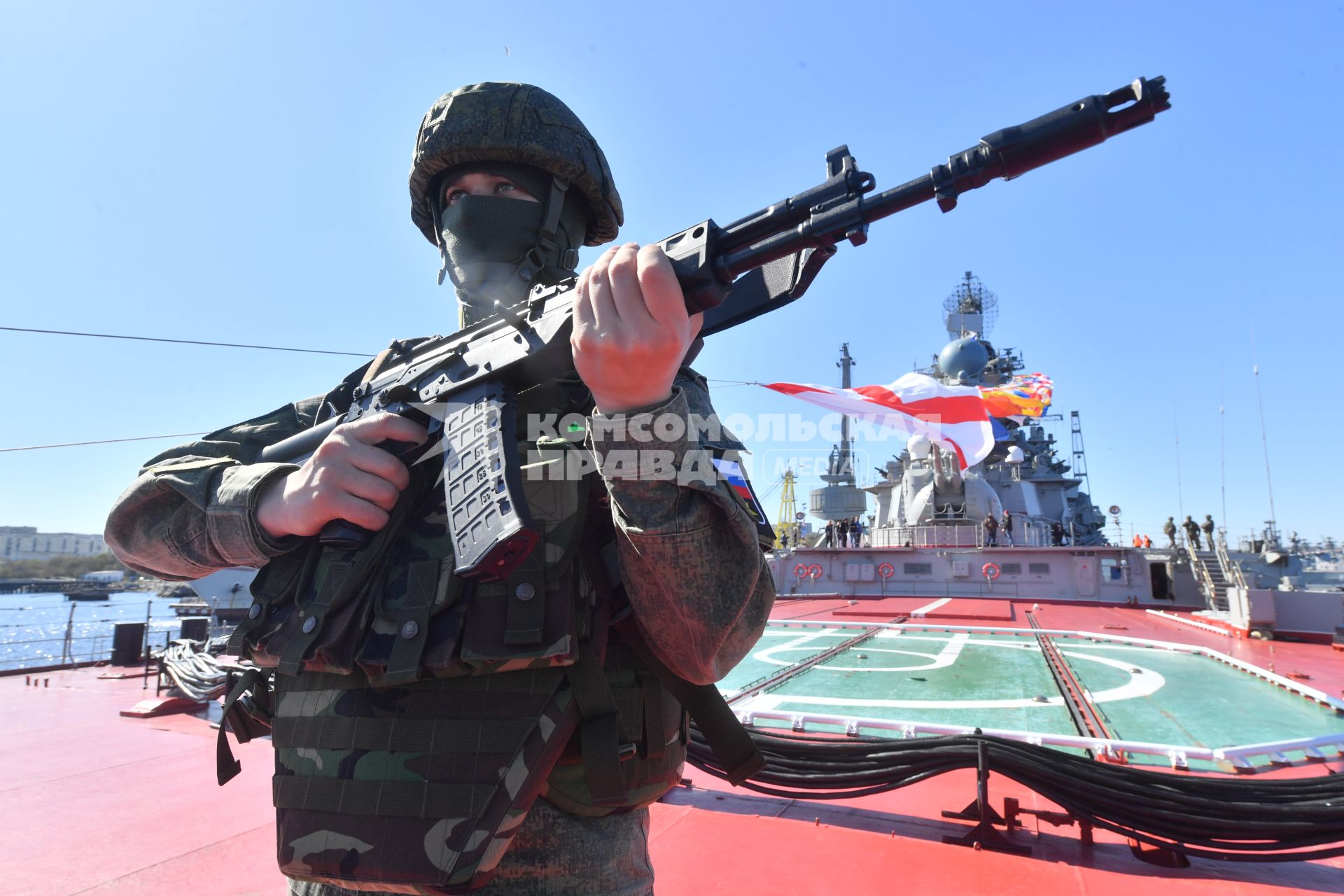 Североморск. Военнослужащий морской пехоты ВМФ РФ с автоматом  на палубе тяжёлого атомного ракетного крейсера`Петр Великий` .