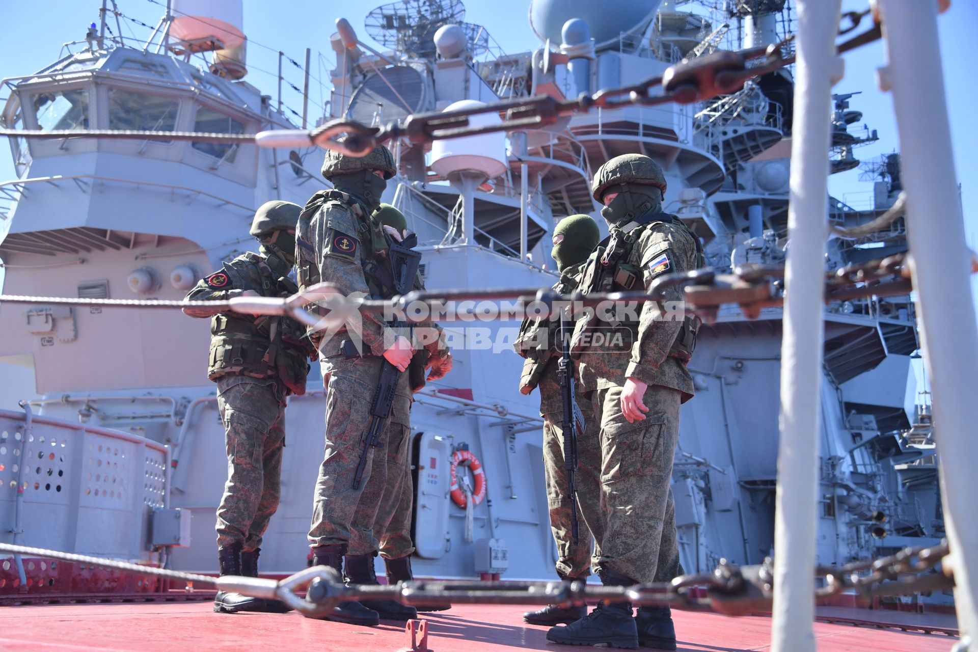 Североморск. Военнослужащий морской пехоты ВМФ РФ   на палубе тяжёлого атомного ракетного крейсера  Петр Великий .