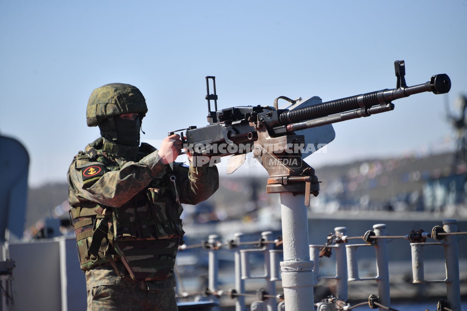 Североморск. Военнослужащий морской пехоты ВМФ РФ у пулемета на палубе тяжёлого атомного ракетного крейсера  Петр Великий .