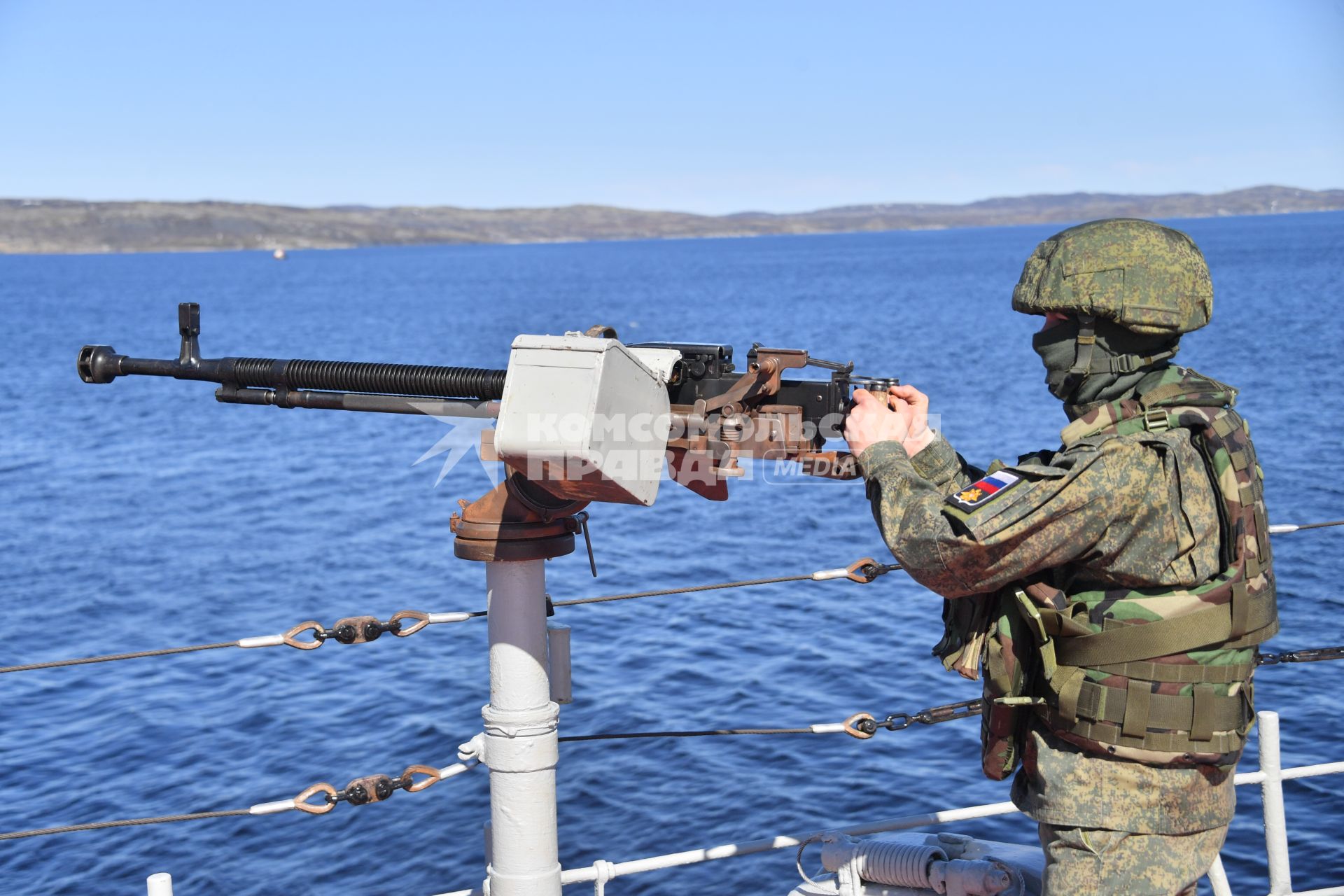 Североморск. Военнослужащий морской пехоты ВМФ РФ у пулемета на палубе тяжёлого атомного ракетного крейсера  Петр Великий .